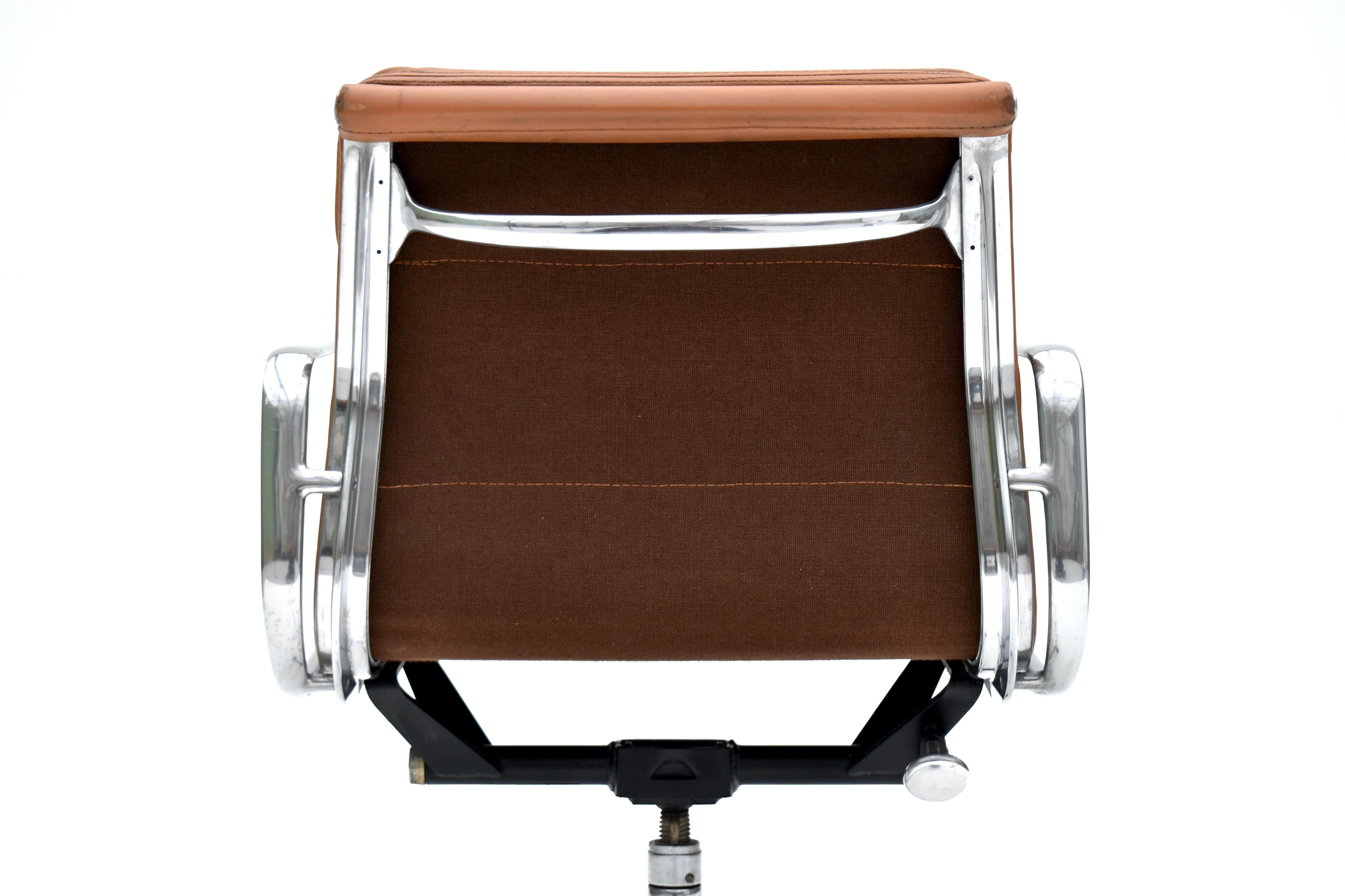 1970er Produktion Eames Soft Pad Management Chair für Herman Miller im Angebot 4