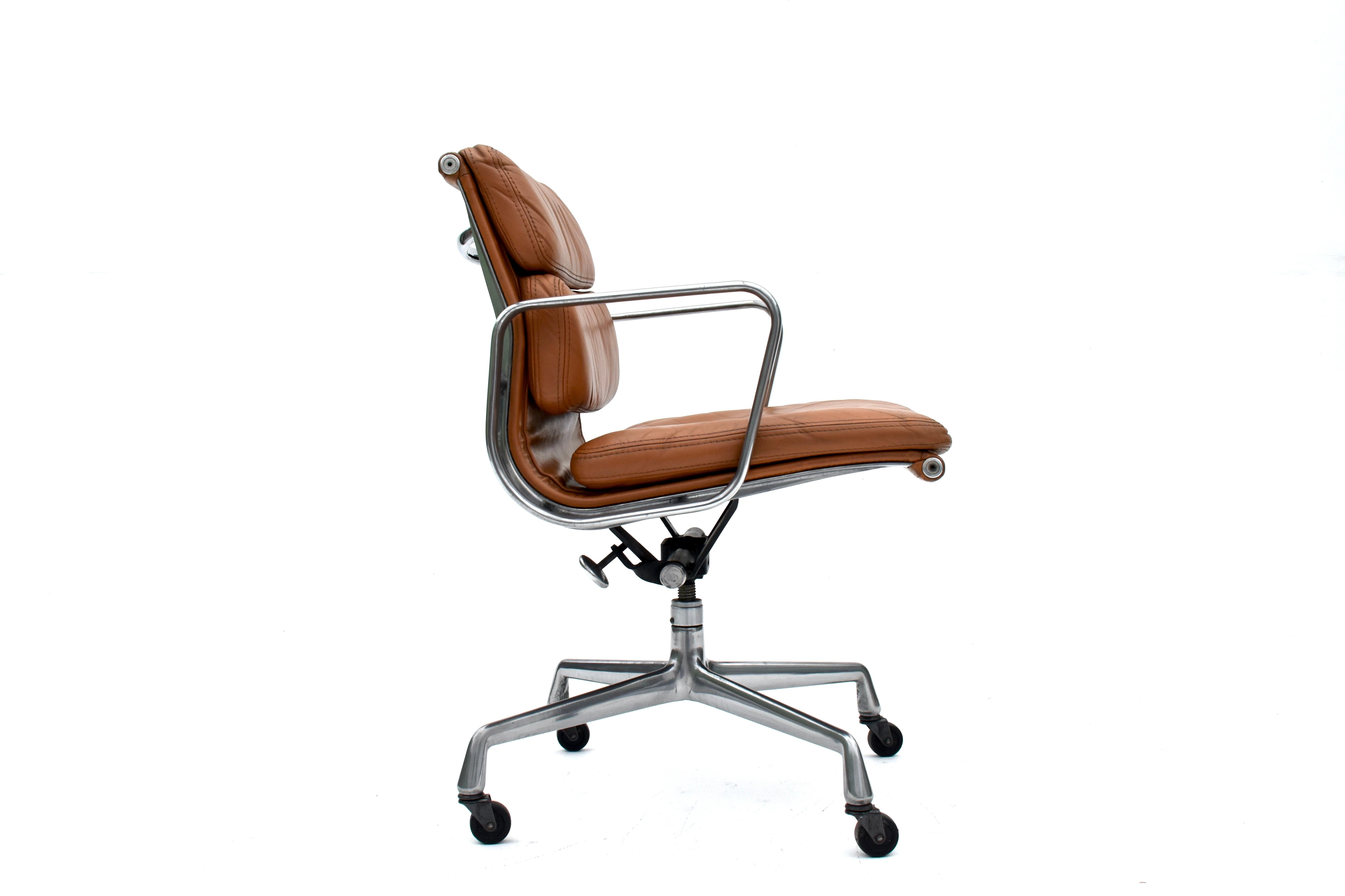 1970er Produktion Eames Soft Pad Management Chair für Herman Miller im Angebot 8
