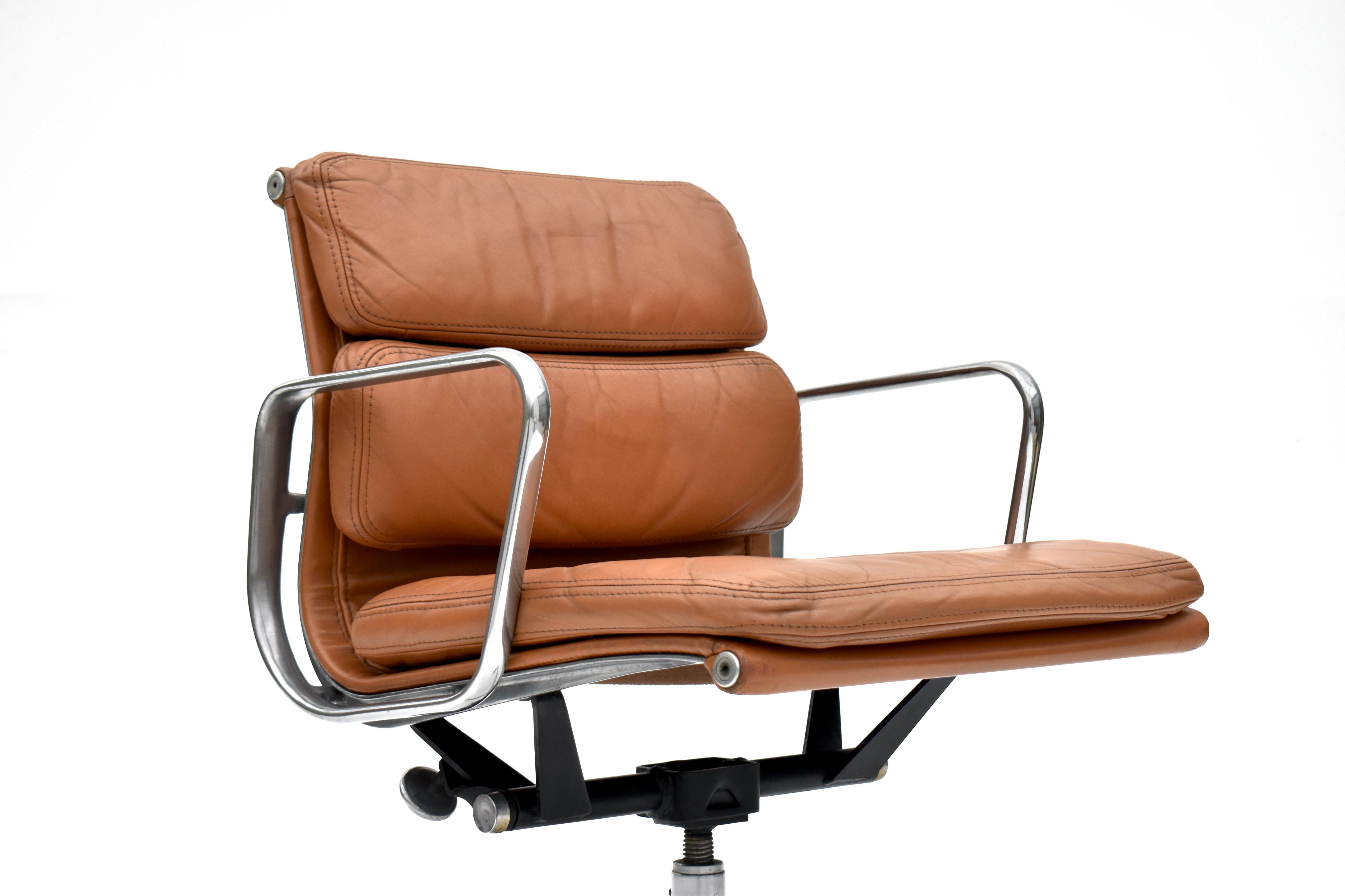 1970er Produktion Eames Soft Pad Management Chair für Herman Miller im Angebot 9