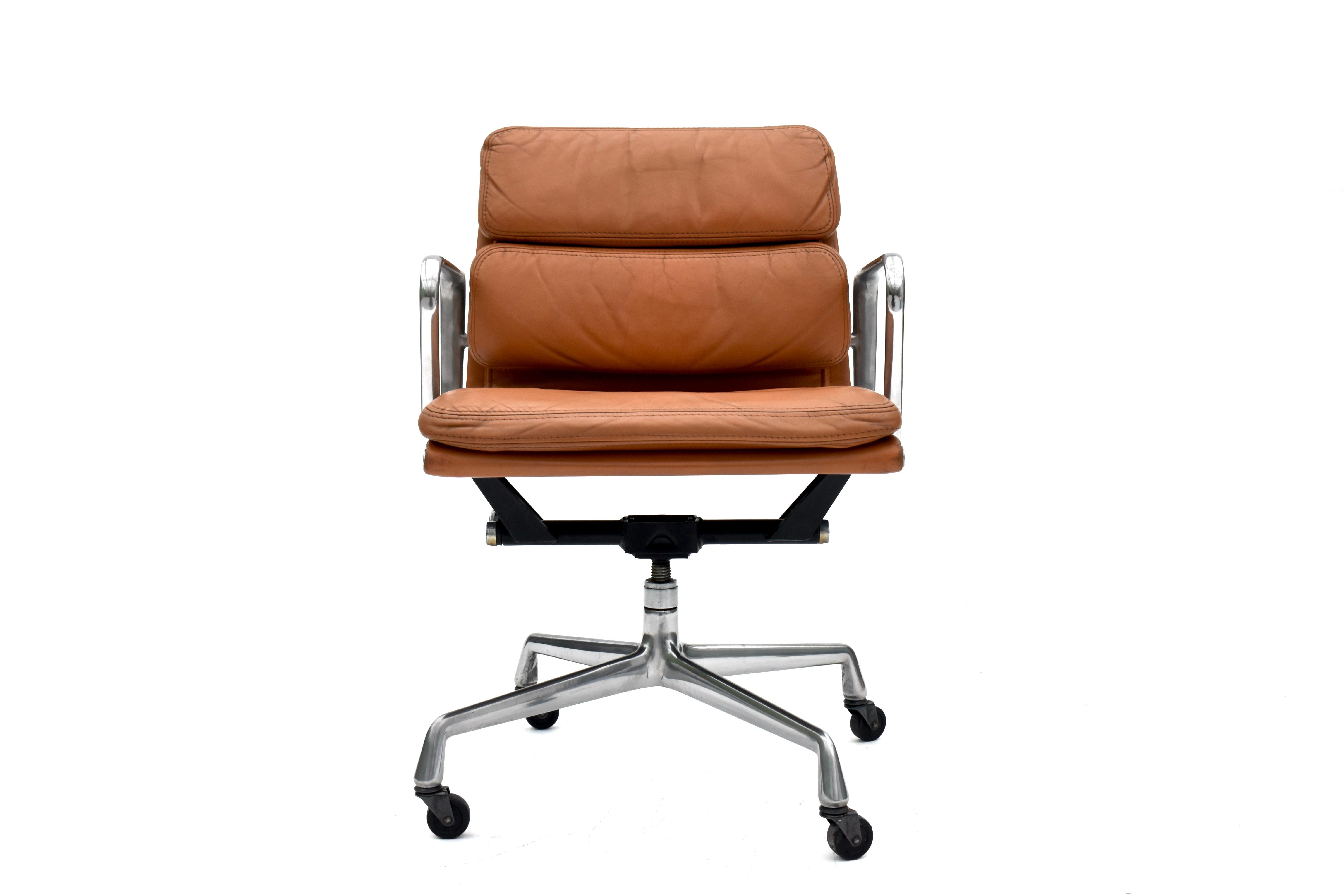 1970er Produktion Eames Soft Pad Management Chair für Herman Miller im Angebot 10