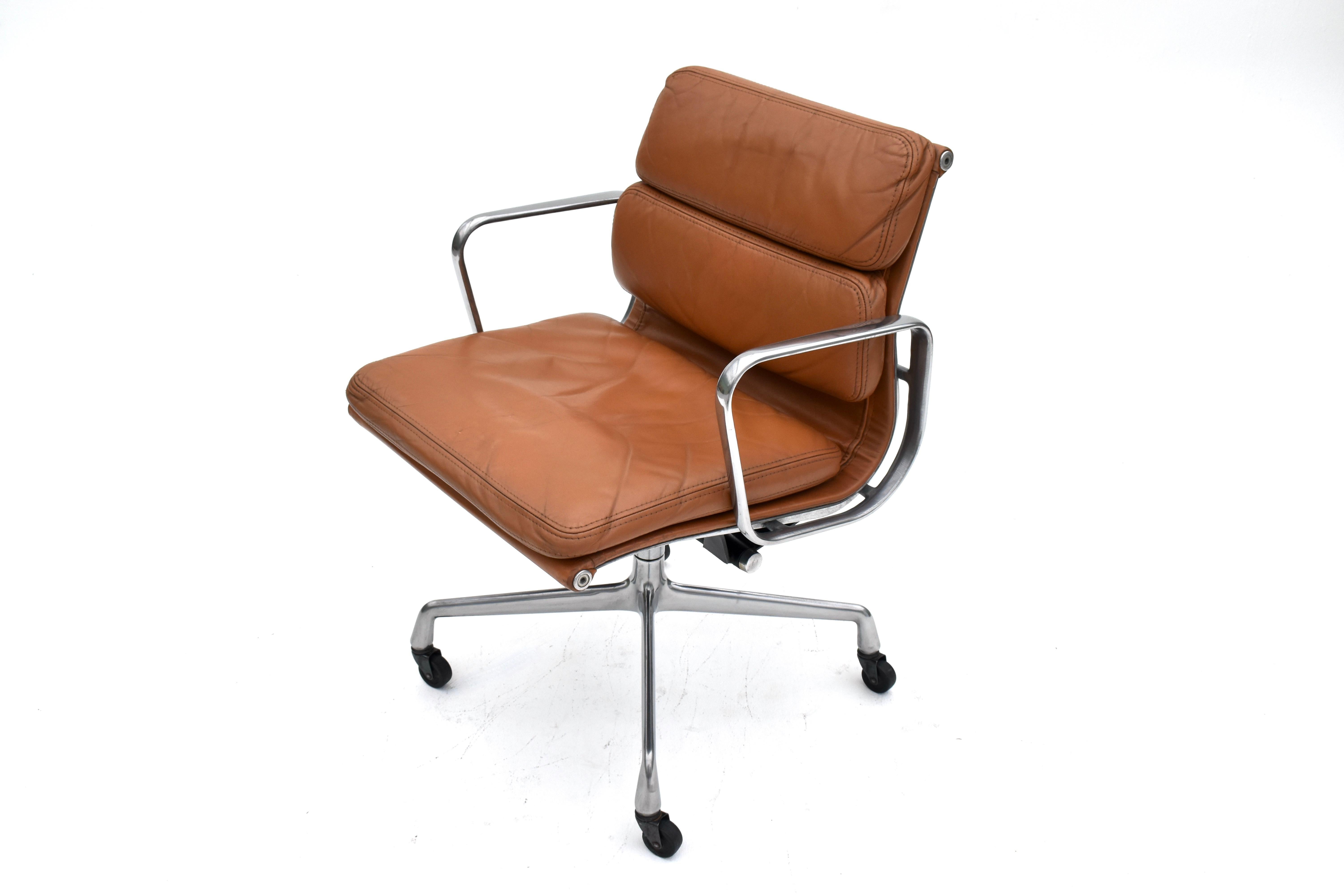 Frühe Originalausgabe dieses Designklassikers.

Produziert von Herman Miller mit frühem Label auf der Unterseite. Butterscotch-Leder mit der schönsten Patina und Aluminiumrahmen. Höhenverstellbarer Vorbau mit Dreh- und Neigemechanismus, montiert auf