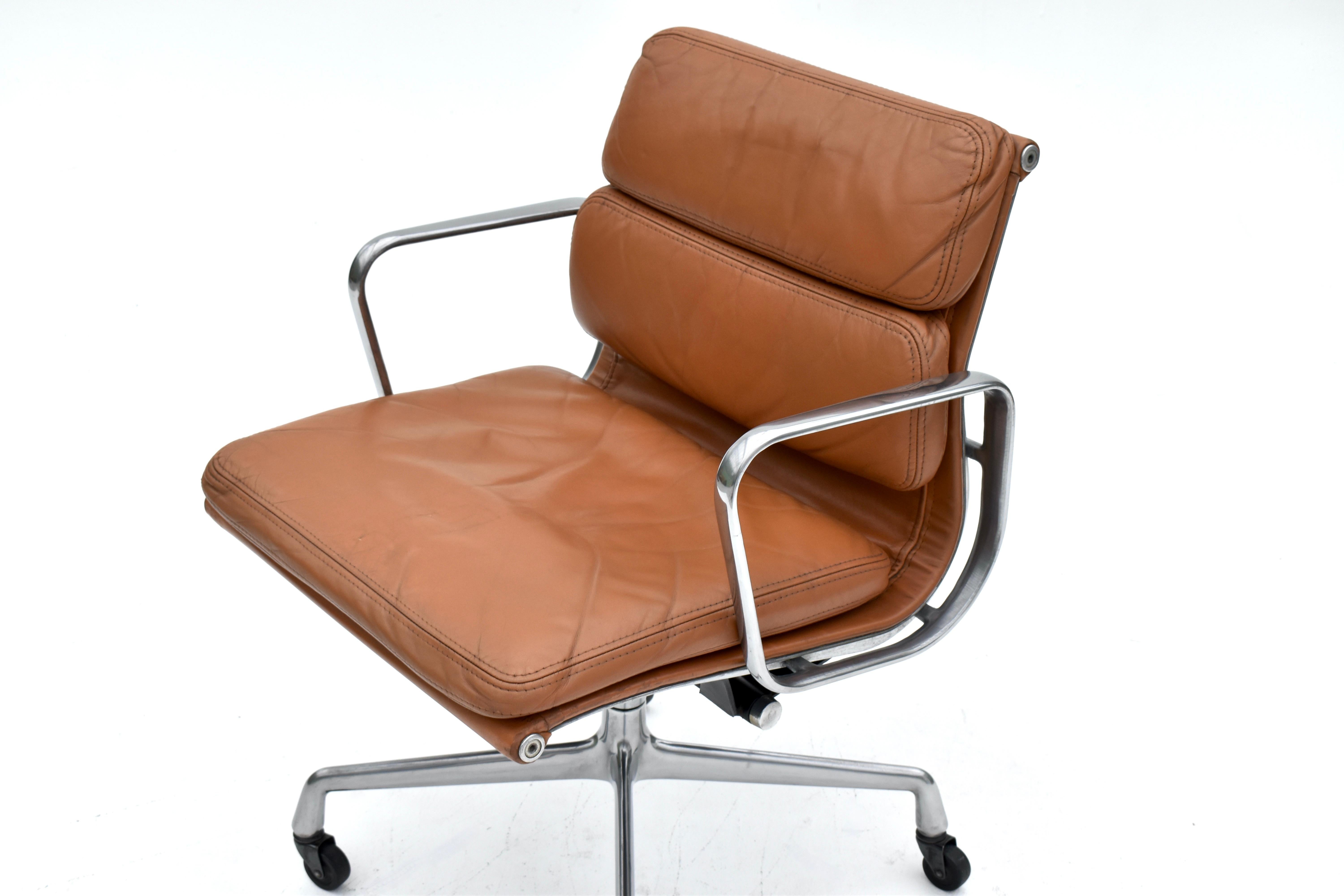1970er Produktion Eames Soft Pad Management Chair für Herman Miller (Moderne der Mitte des Jahrhunderts) im Angebot