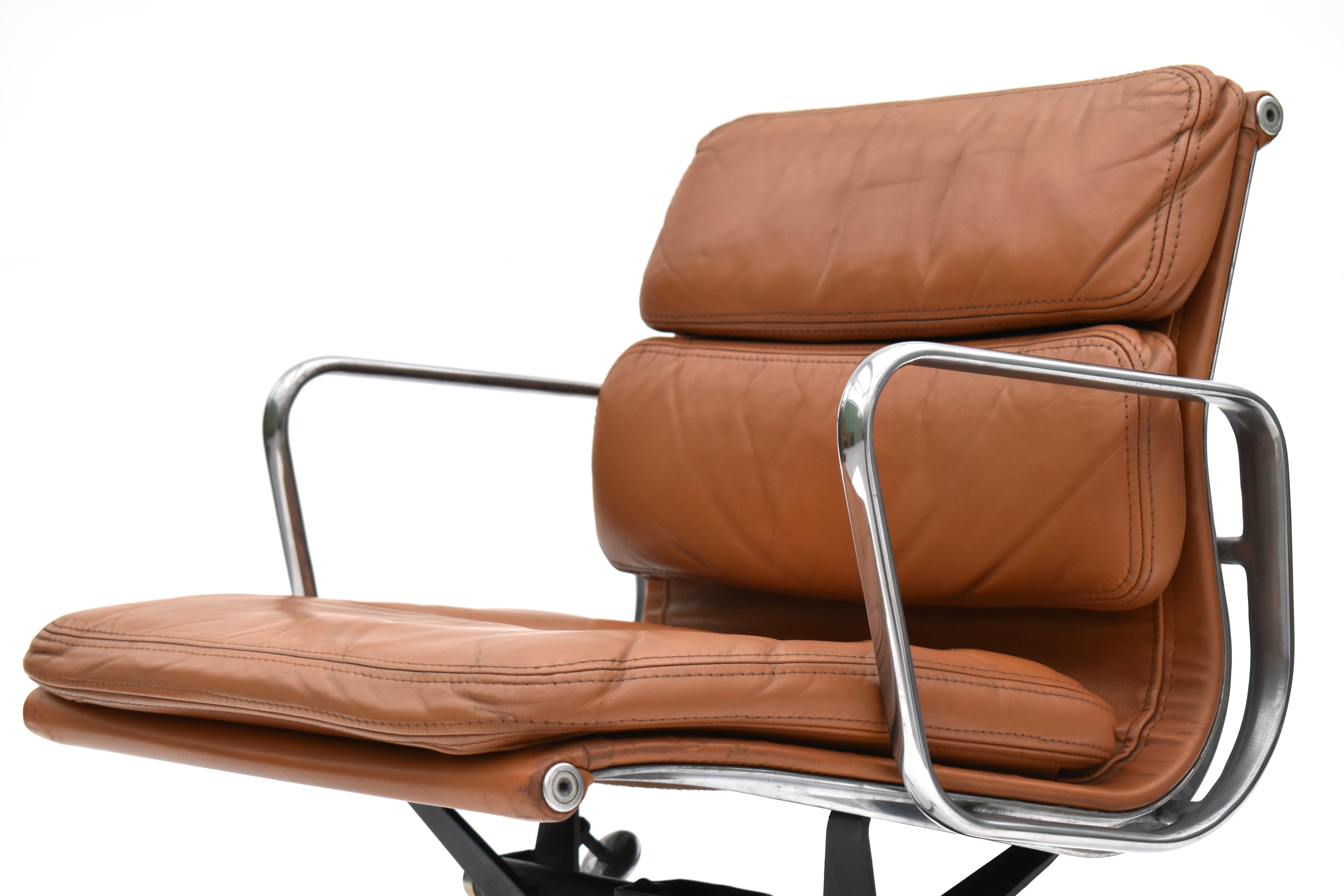1970er Produktion Eames Soft Pad Management Chair für Herman Miller (amerikanisch) im Angebot