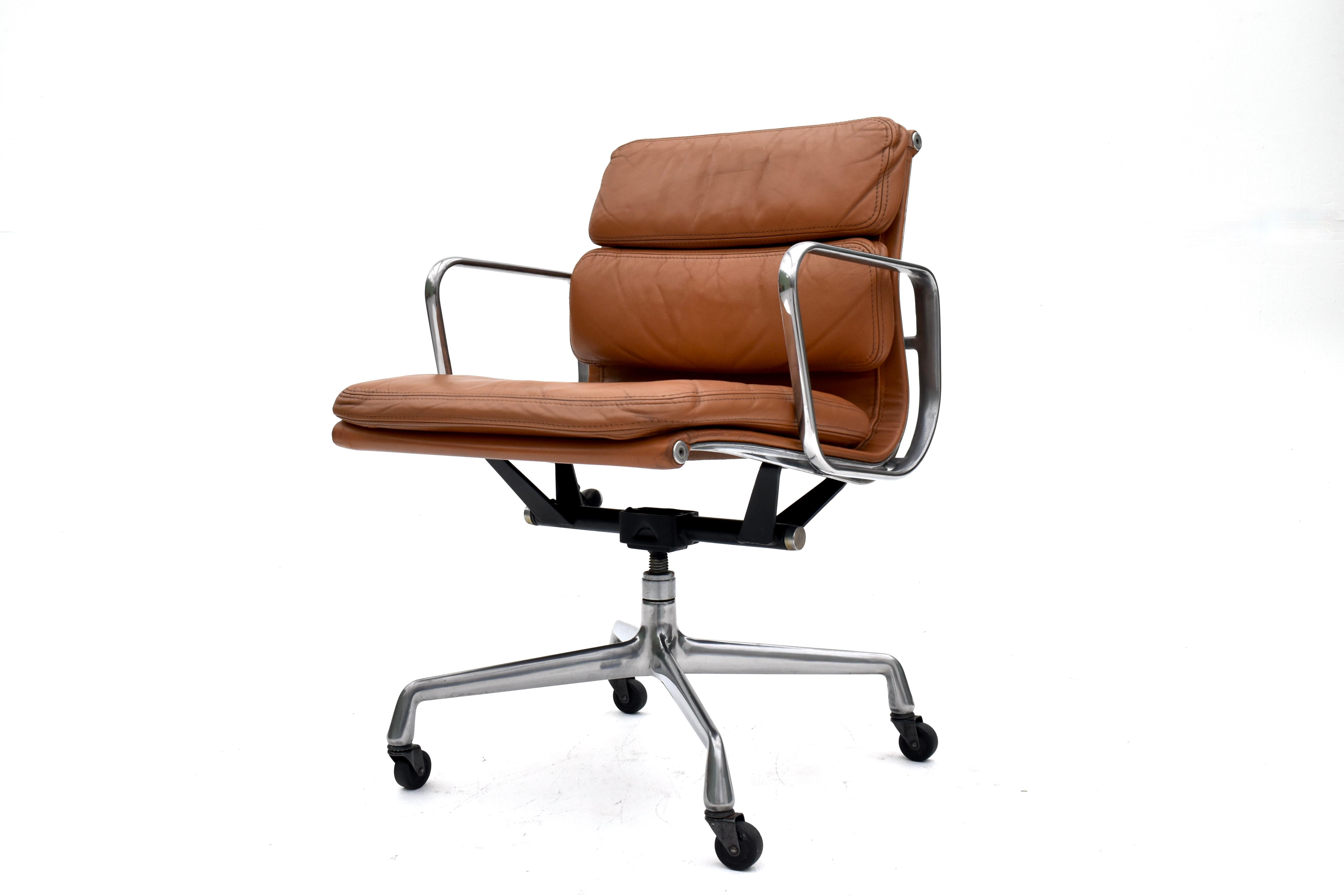 1970er Produktion Eames Soft Pad Management Chair für Herman Miller im Zustand „Gut“ im Angebot in Shepperton, Surrey