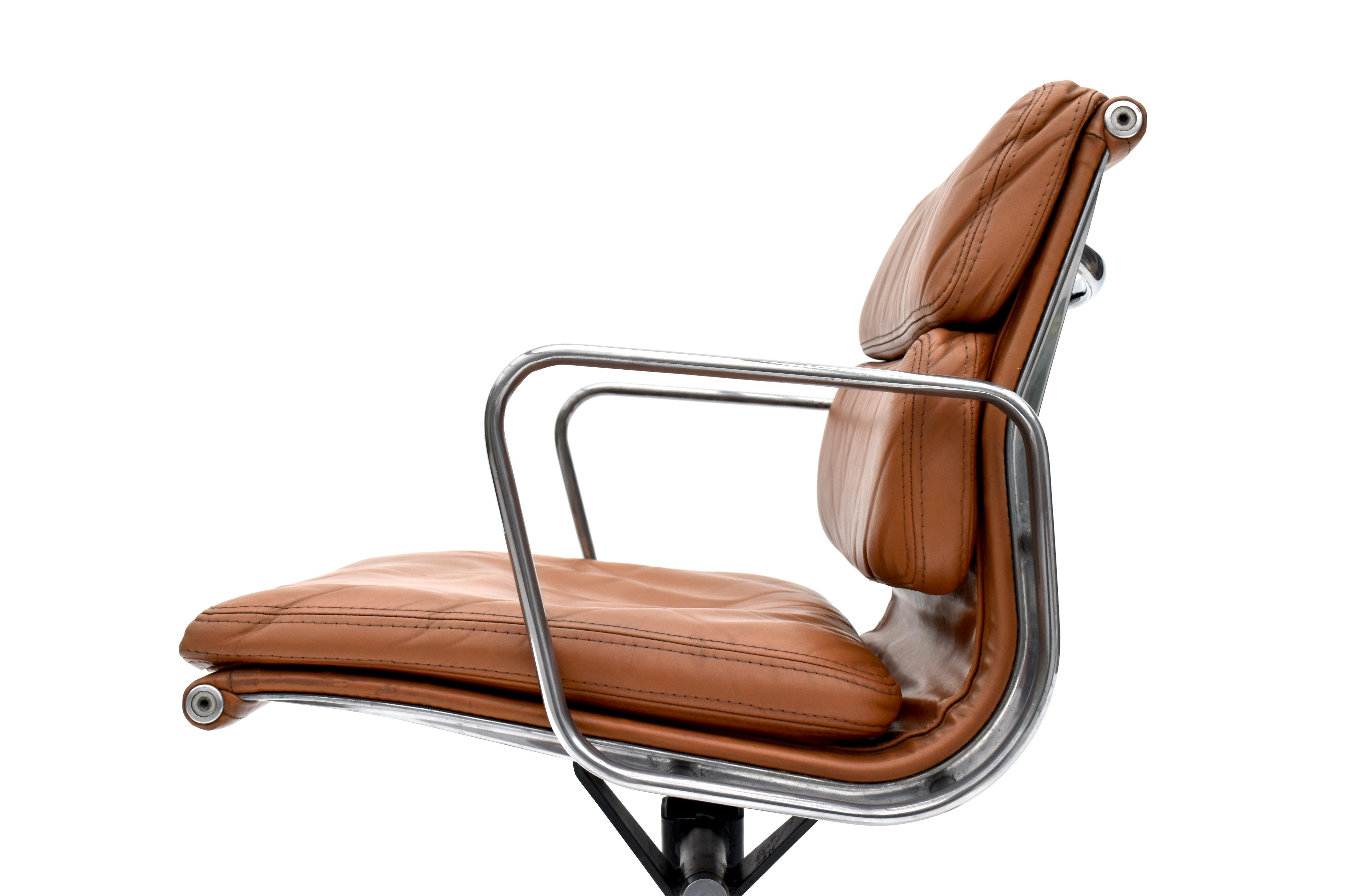 1970er Produktion Eames Soft Pad Management Chair für Herman Miller (Ende des 20. Jahrhunderts) im Angebot