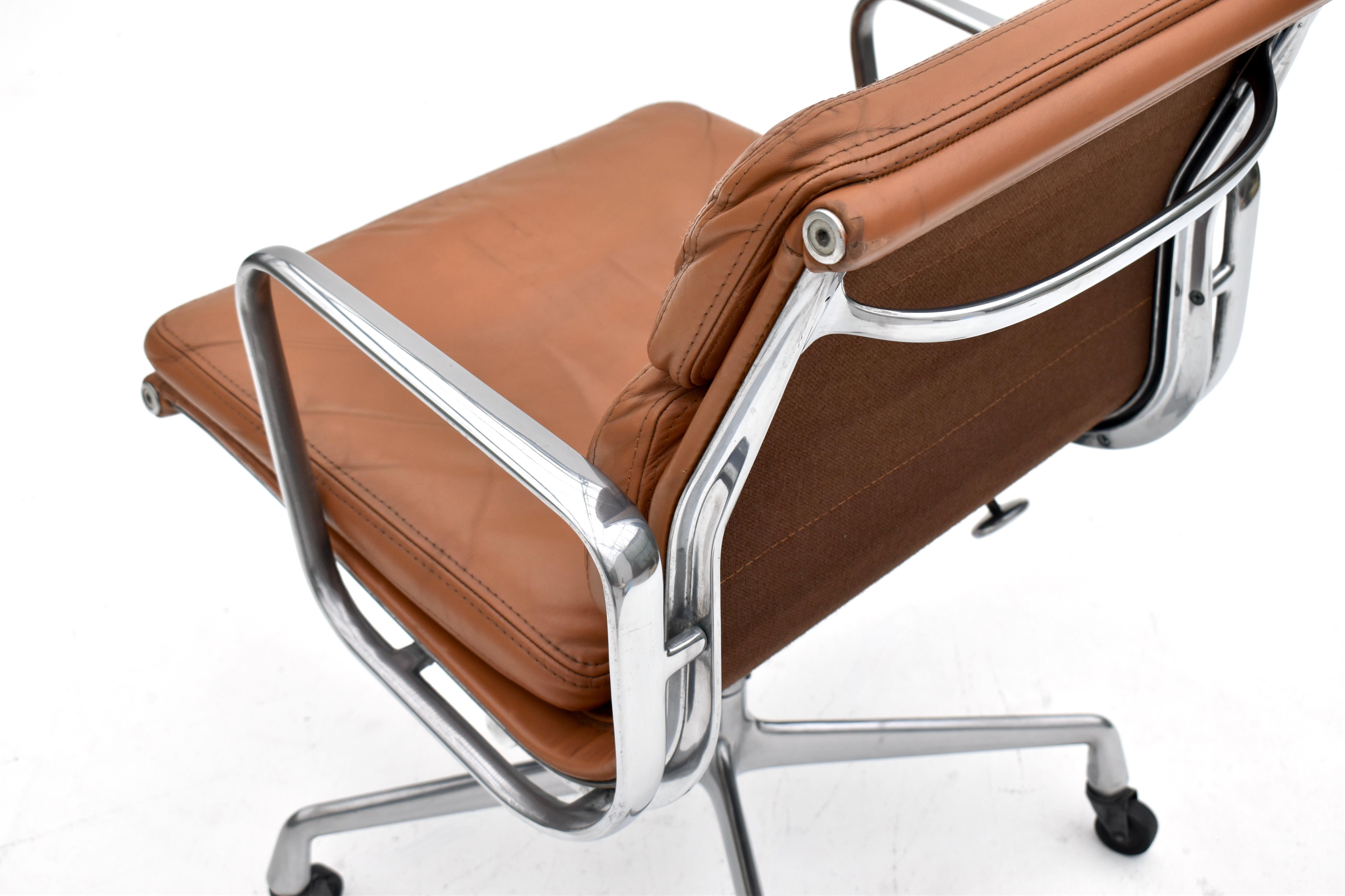 1970er Produktion Eames Soft Pad Management Chair für Herman Miller (Aluminium) im Angebot