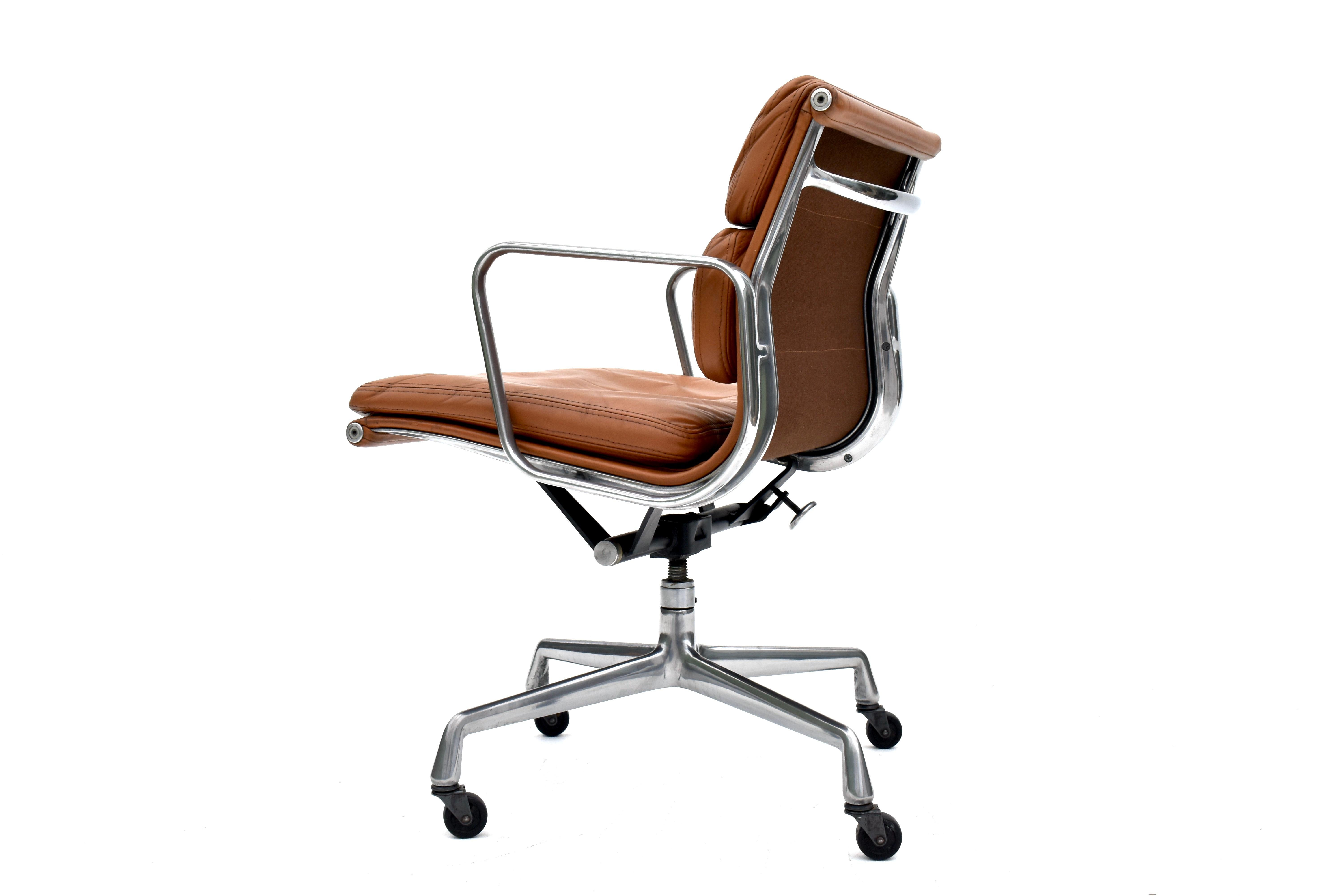 1970er Produktion Eames Soft Pad Management Chair für Herman Miller im Angebot 1