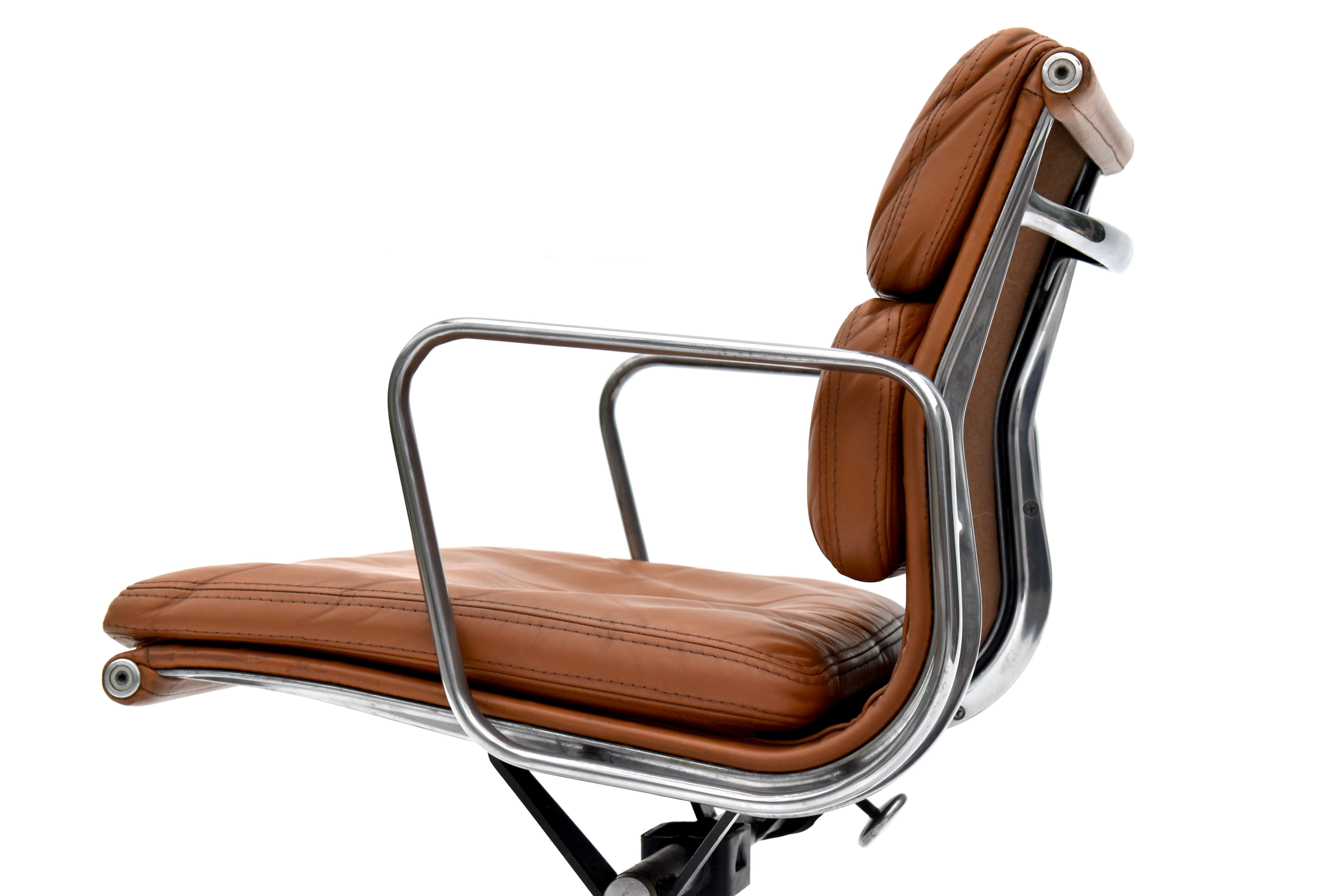 1970er Produktion Eames Soft Pad Management Chair für Herman Miller im Angebot 2