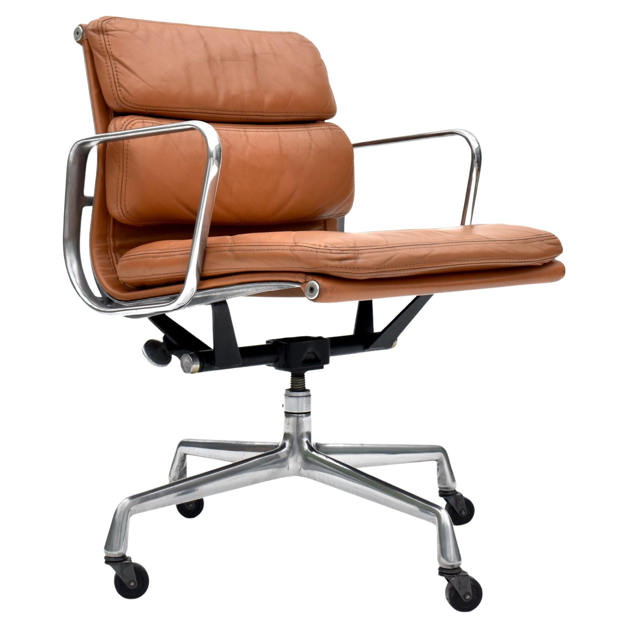 1970er Produktion Eames Soft Pad Management Chair für Herman Miller im Angebot