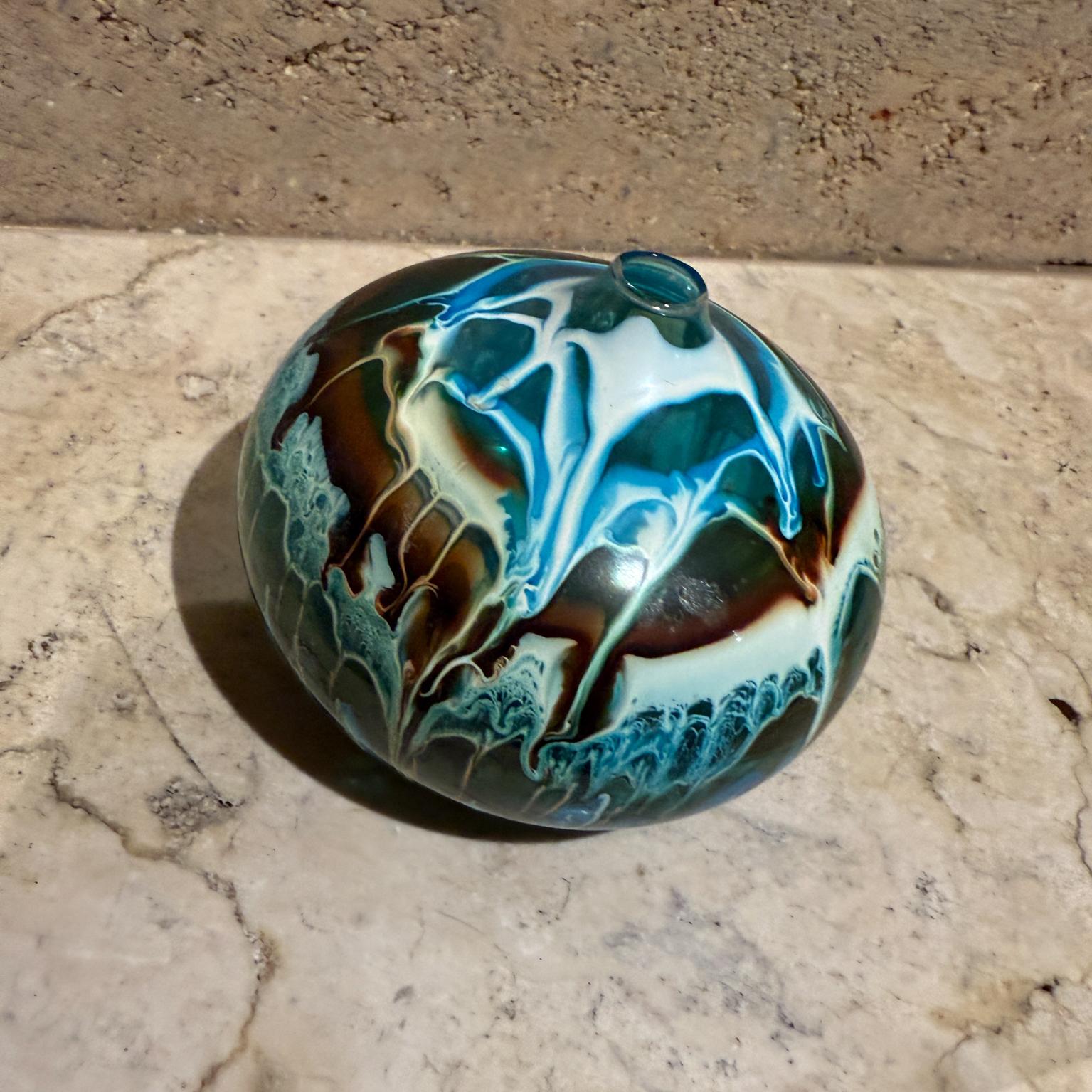 Mid-Century moderno Vaso a bocciolo psichedelico anni '70 in vetro artistico a vortice blu in vendita