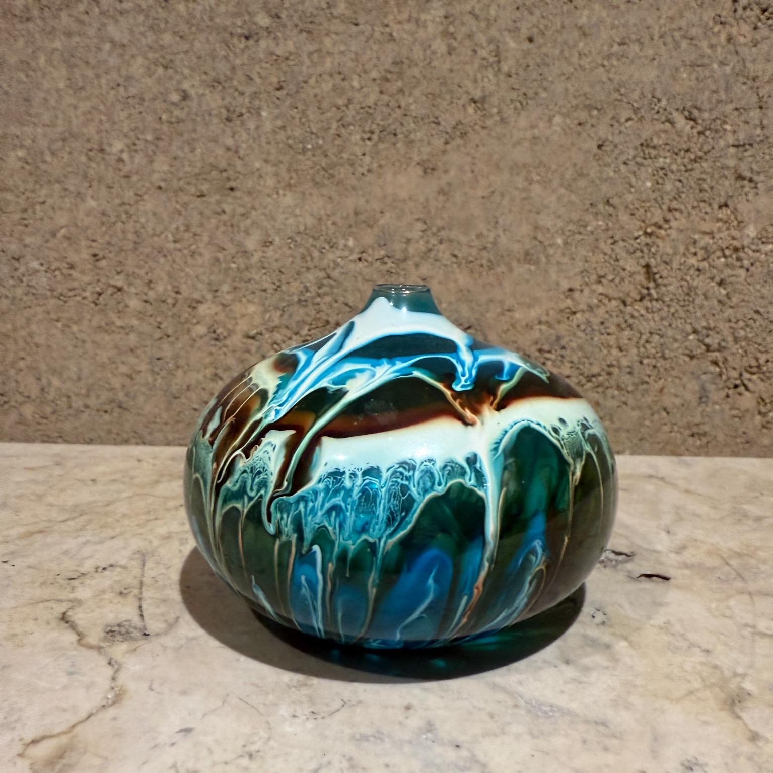 Vaso a bocciolo psichedelico anni '70 in vetro artistico a vortice blu In condizioni buone in vendita a Chula Vista, CA