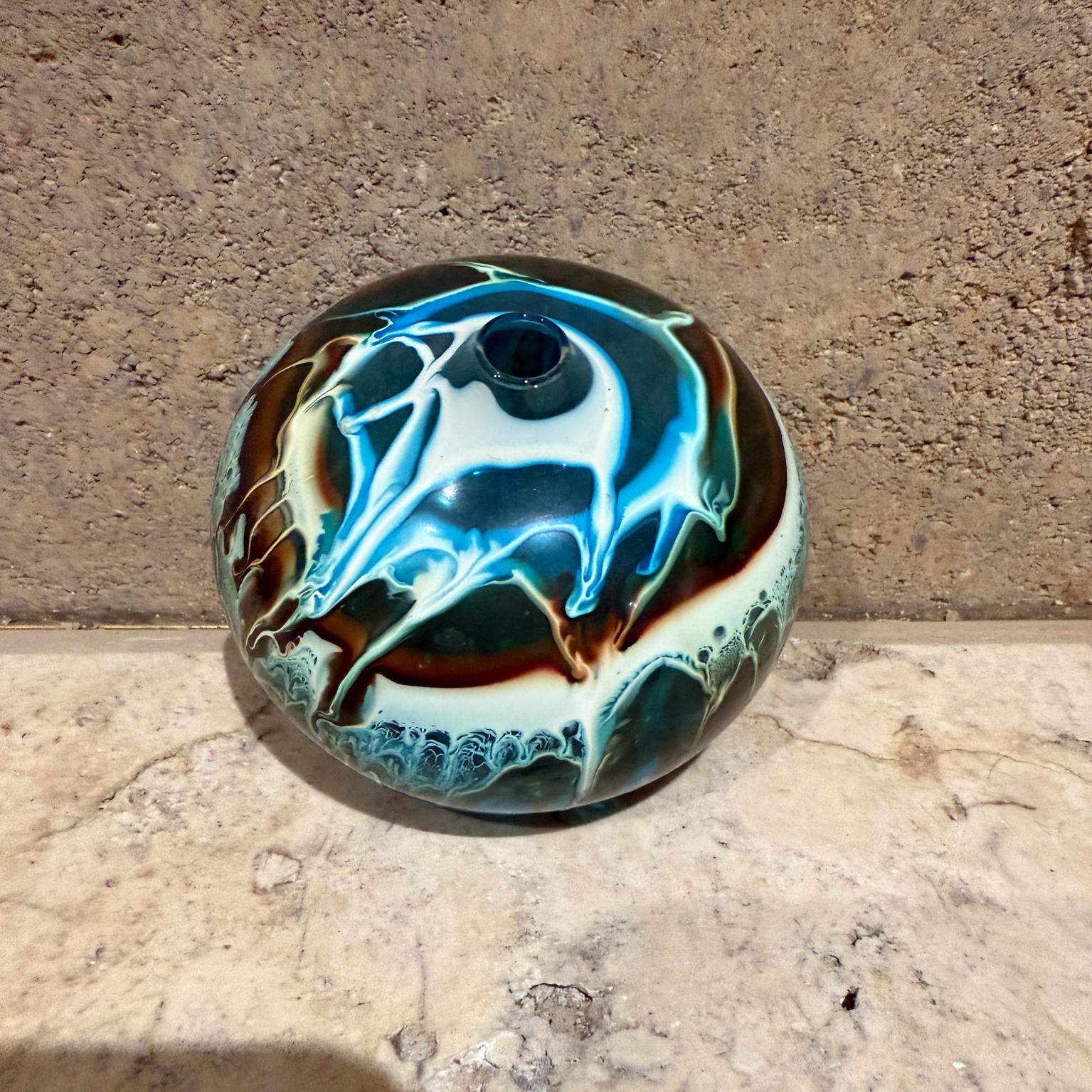 XX secolo Vaso a bocciolo psichedelico anni '70 in vetro artistico a vortice blu in vendita