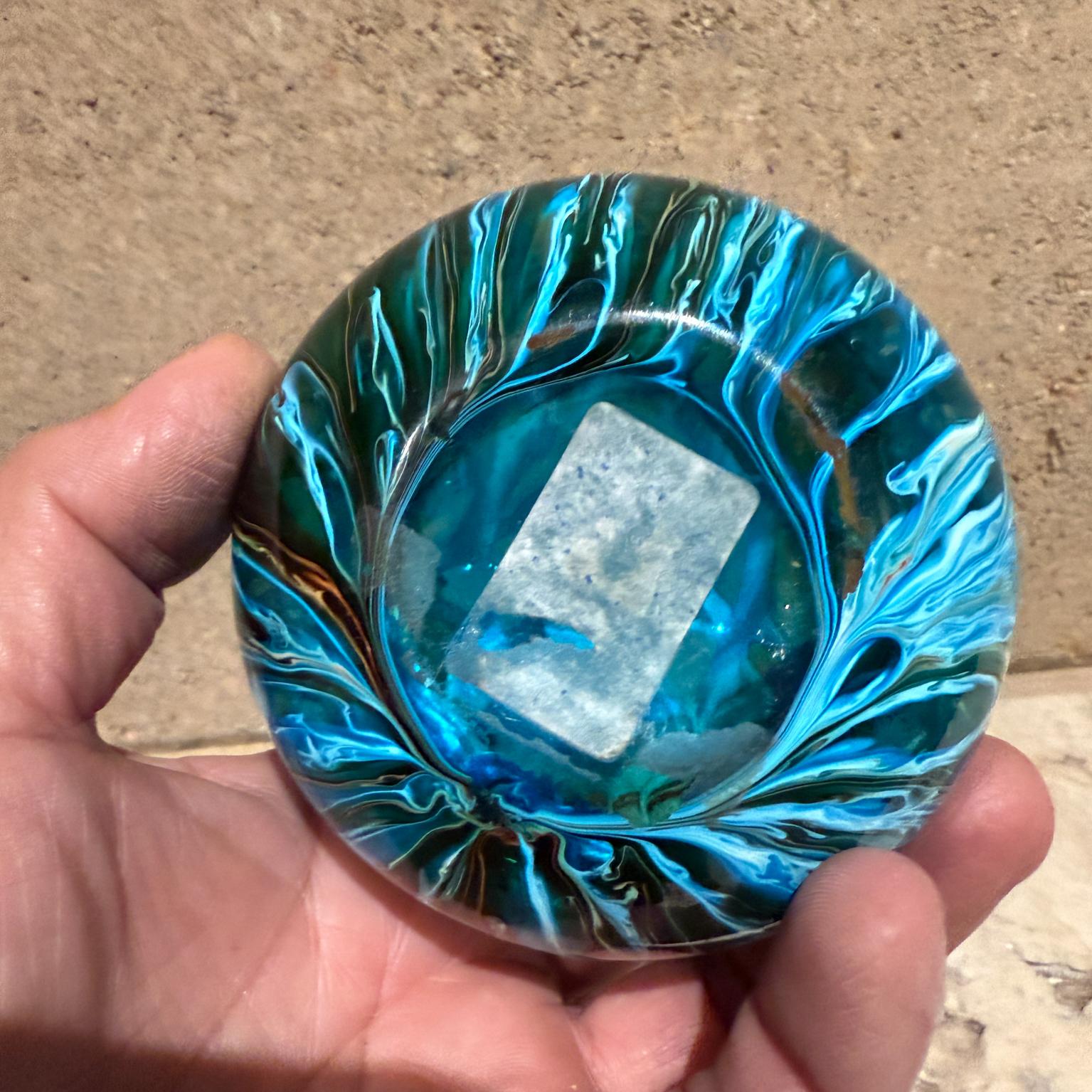 Vetro artistico Vaso a bocciolo psichedelico anni '70 in vetro artistico a vortice blu in vendita