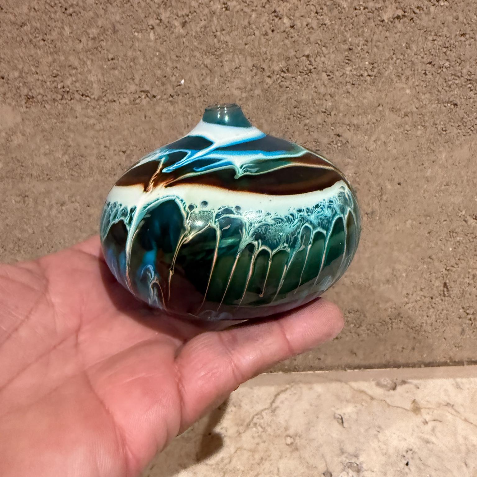 Vaso a bocciolo psichedelico anni '70 in vetro artistico a vortice blu in vendita 1