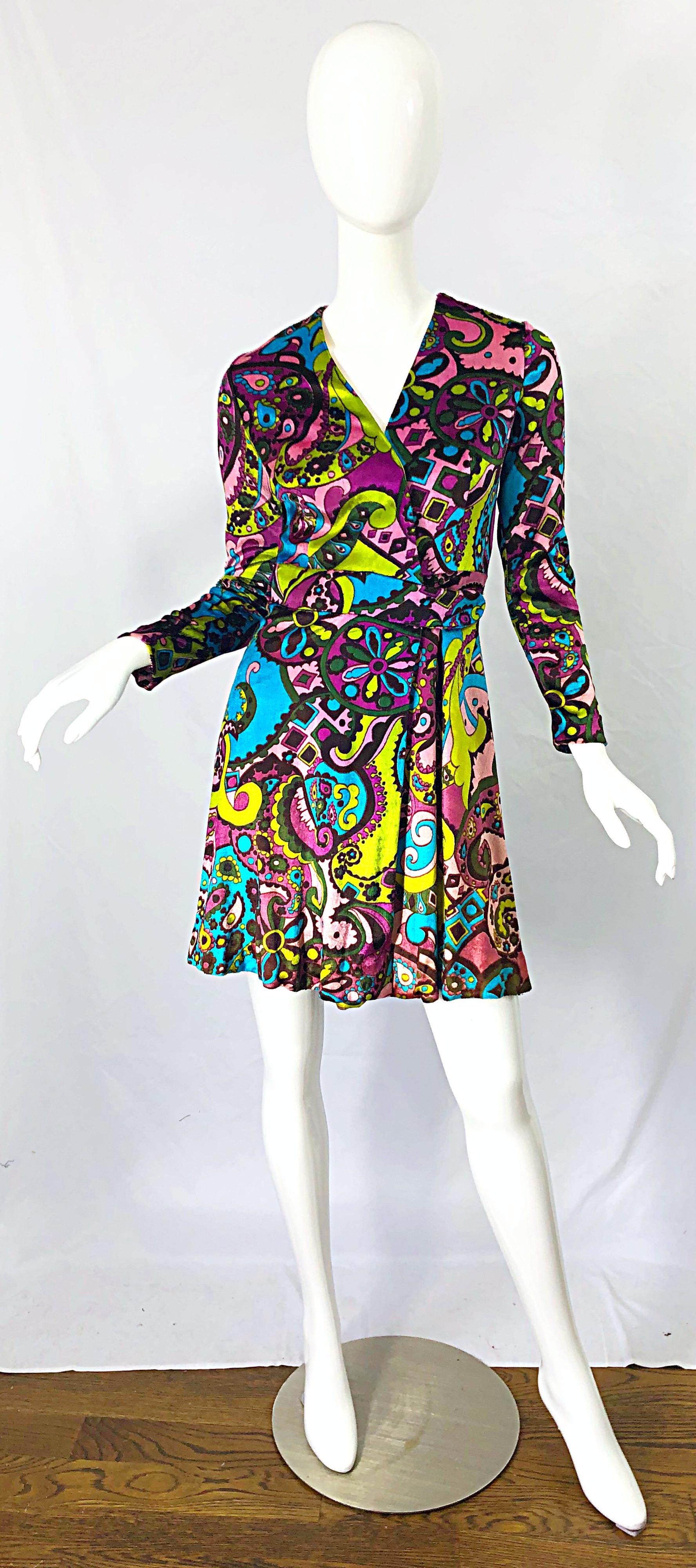 Robe portefeuille psychédélique vintage en velours coloré à imprimé cachemire, années 1970 en vente 8