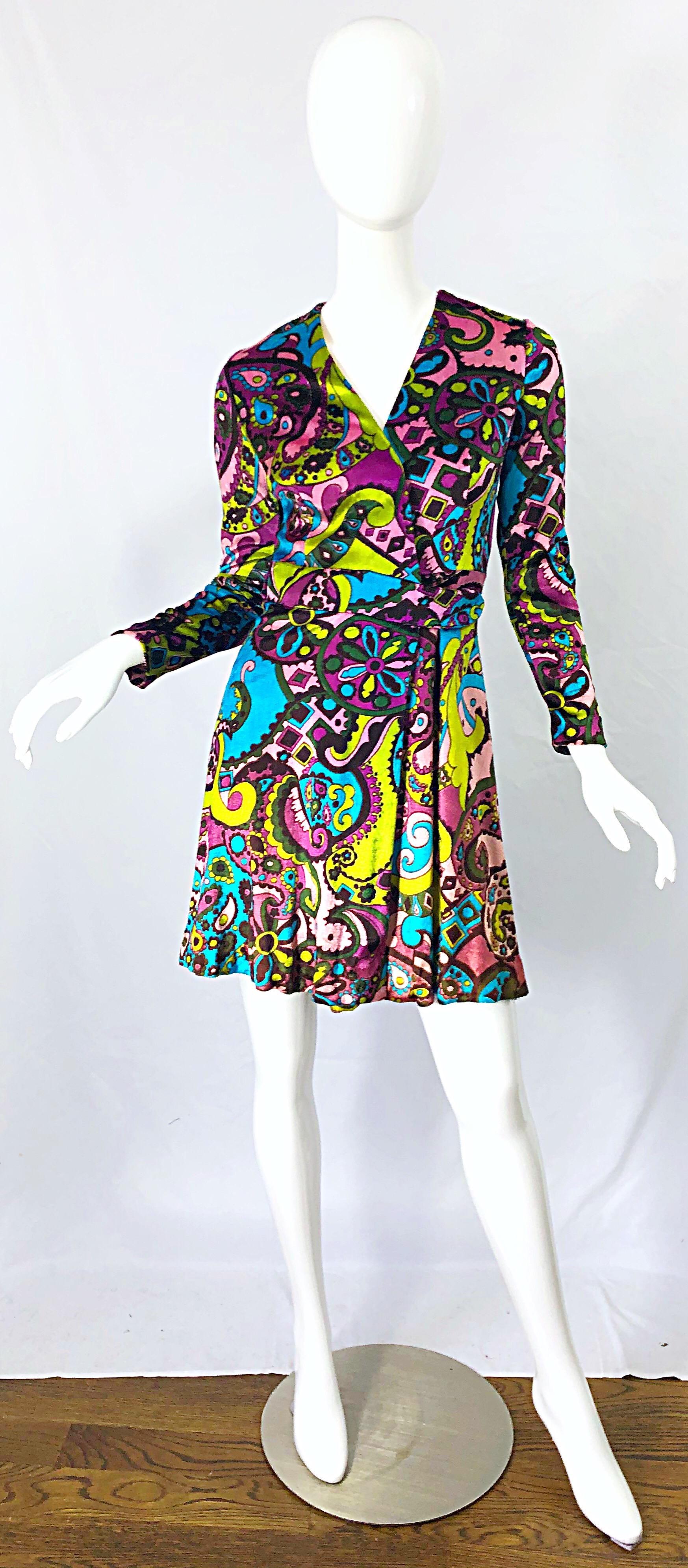 Erstaunlich 1970er Jahre psychedelischen Paisley-Druck bunten Velours Wrap-Kleid ! Mit leuchtenden Farben in Rosa, Blau, Grün, Türkis, Chartreusegrün und Lila. Innenbindungen auf der linken Seite der Taille, mit Haken- und Ösenverschluss auf der