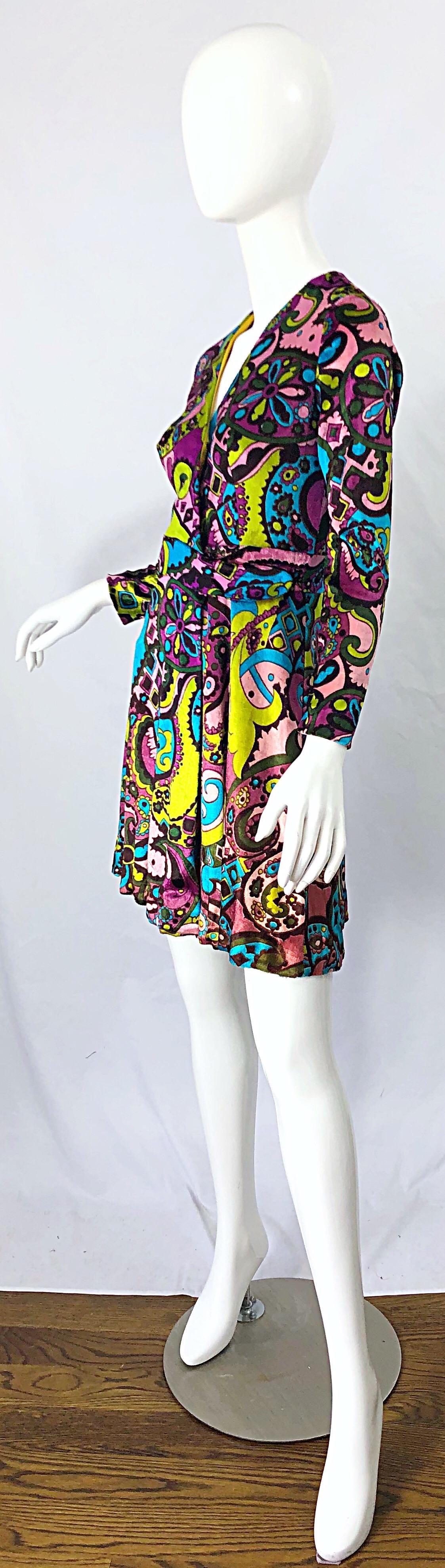 Robe portefeuille psychédélique vintage en velours coloré à imprimé cachemire, années 1970 Pour femmes en vente
