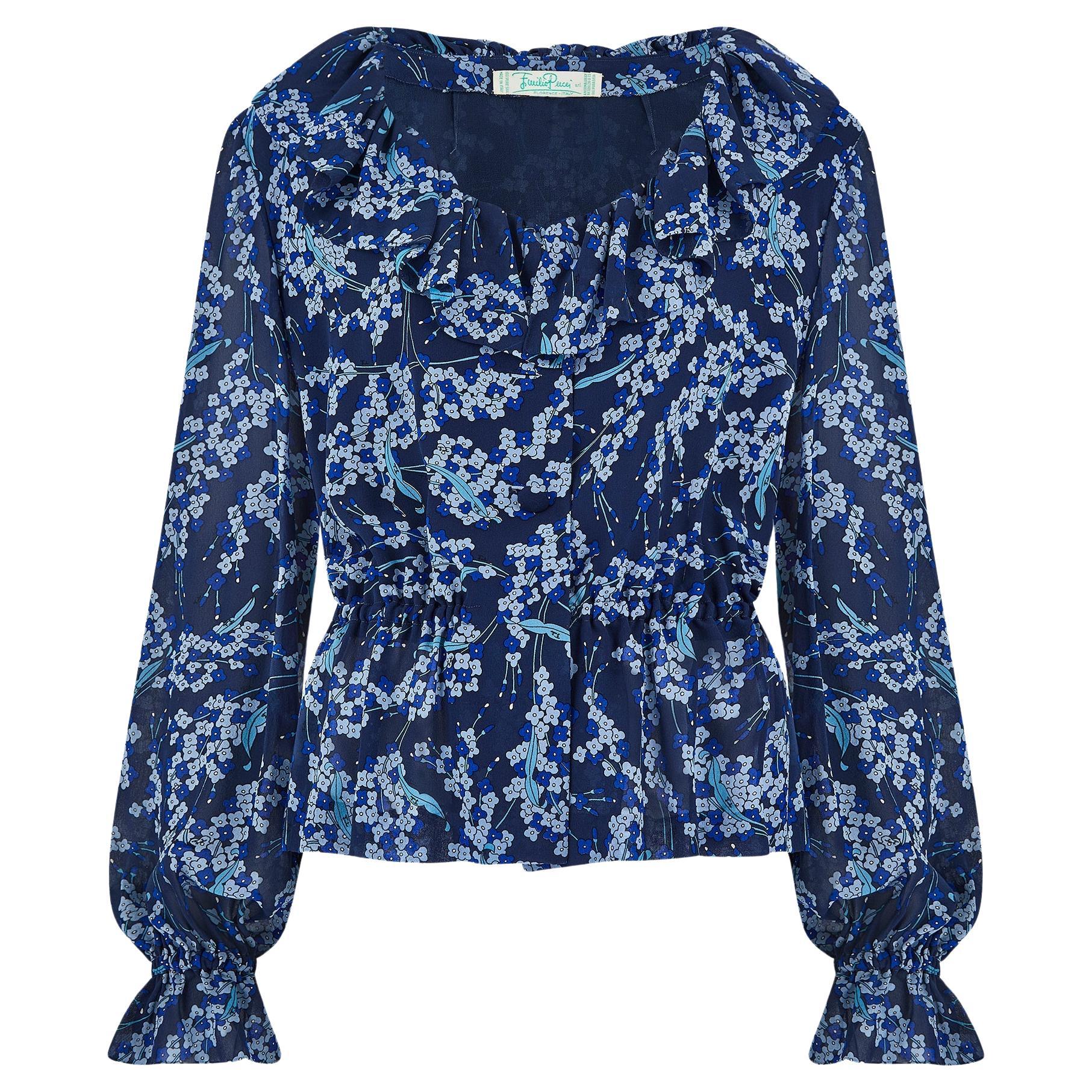 Camicetta Pucci anni 
70 in seta floreale blu con scollo a balze in vendita