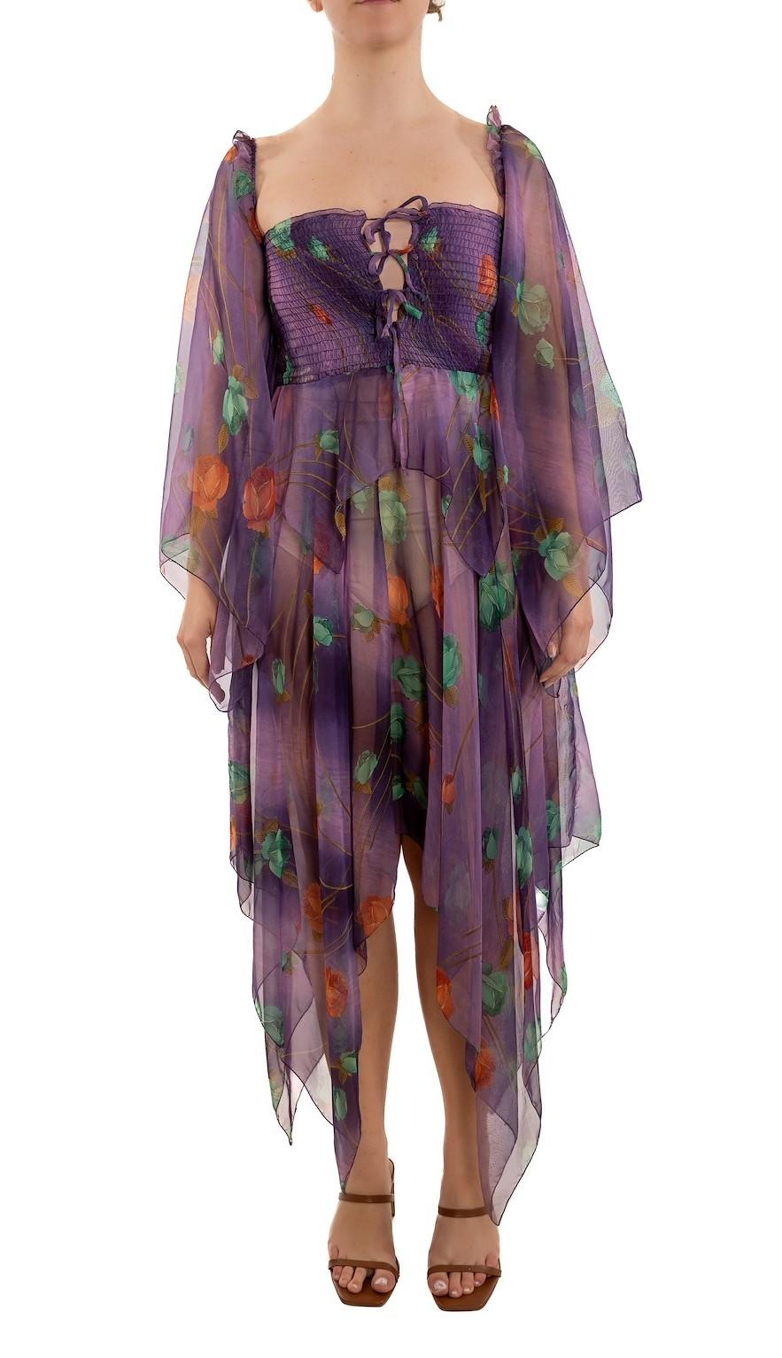 Gris 1970S Robe en mousseline de polyester à fleurs violettes en vente