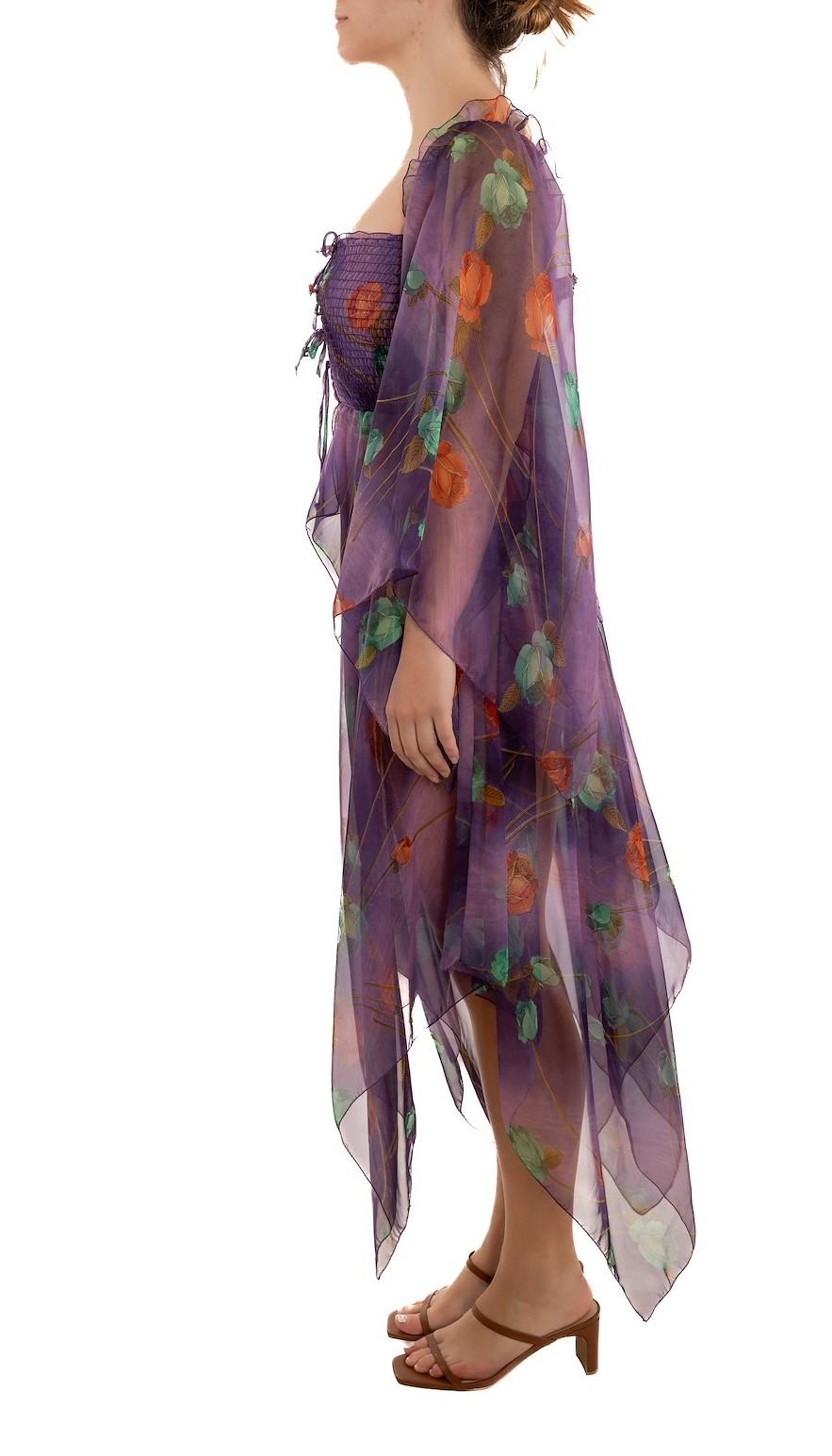 1970S Robe en mousseline de polyester à fleurs violettes Bon état - En vente à New York, NY