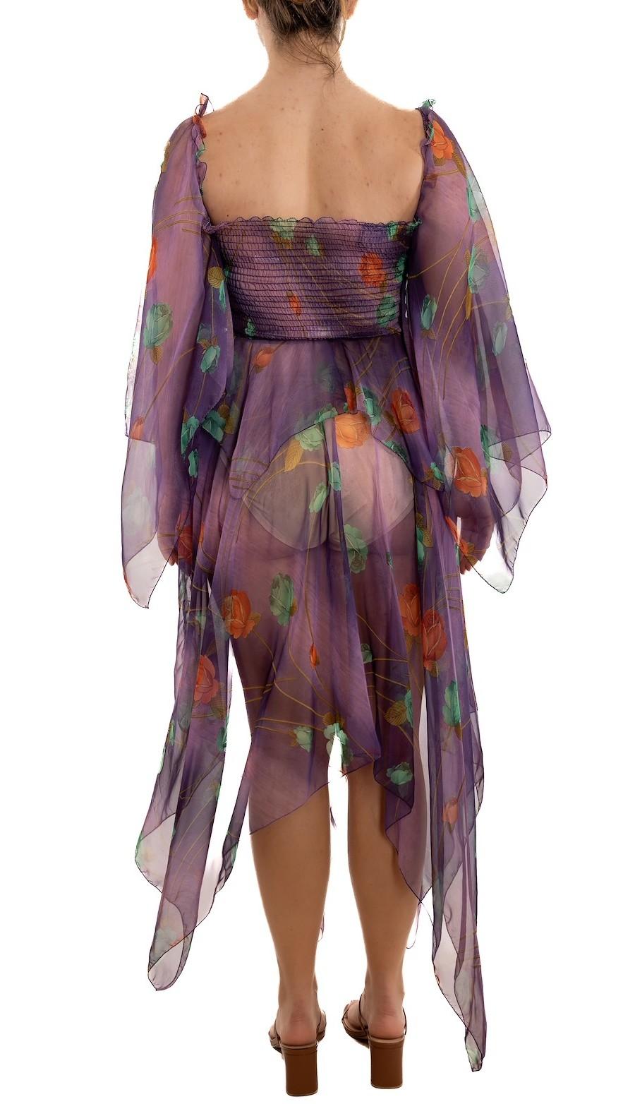 1970S Robe en mousseline de polyester à fleurs violettes Pour femmes en vente