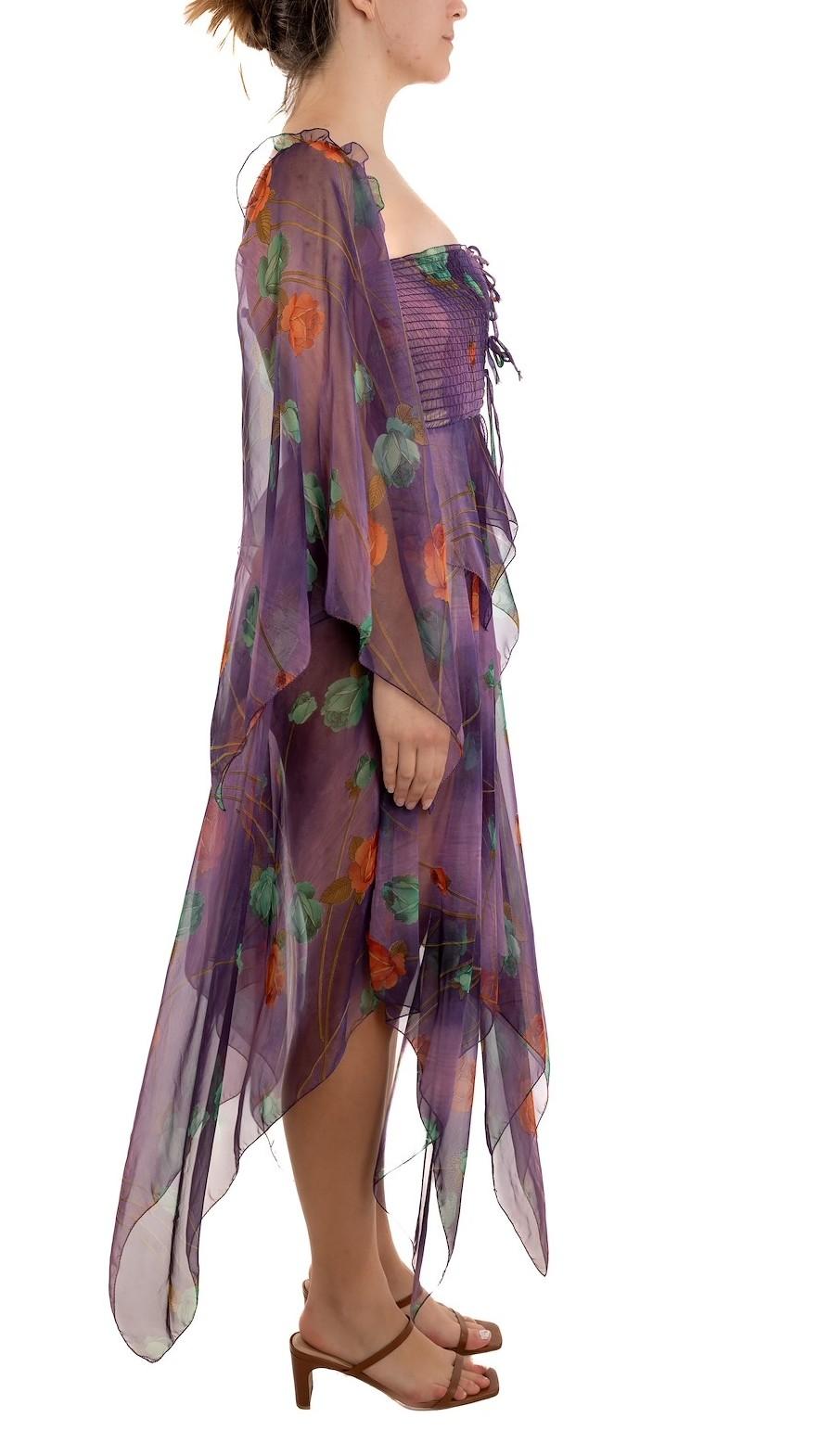 1970S Robe en mousseline de polyester à fleurs violettes en vente 1