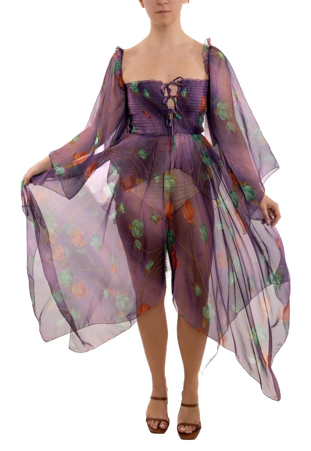 1970S Robe en mousseline de polyester à fleurs violettes en vente 2