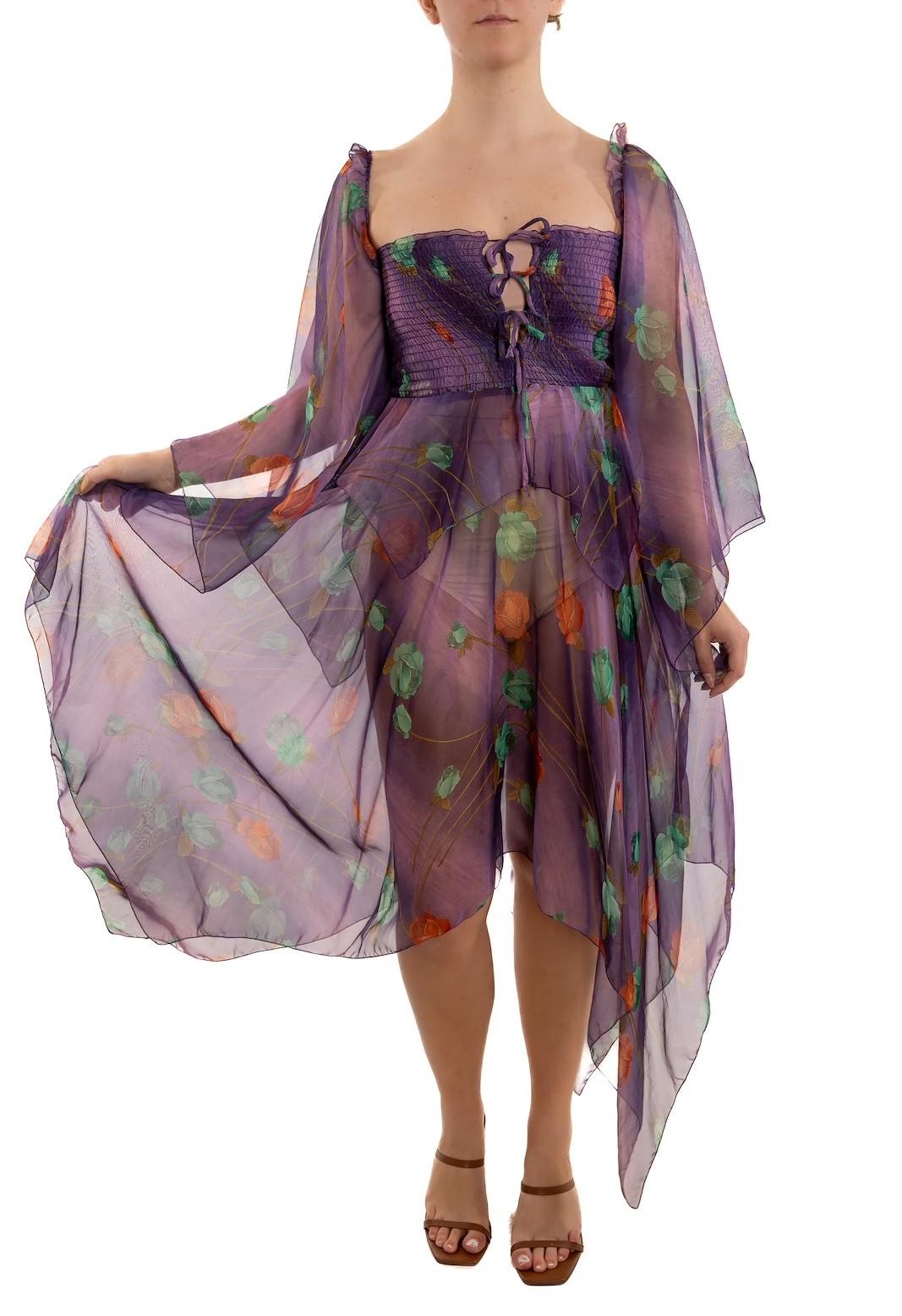 1970S Robe en mousseline de polyester à fleurs violettes en vente 3