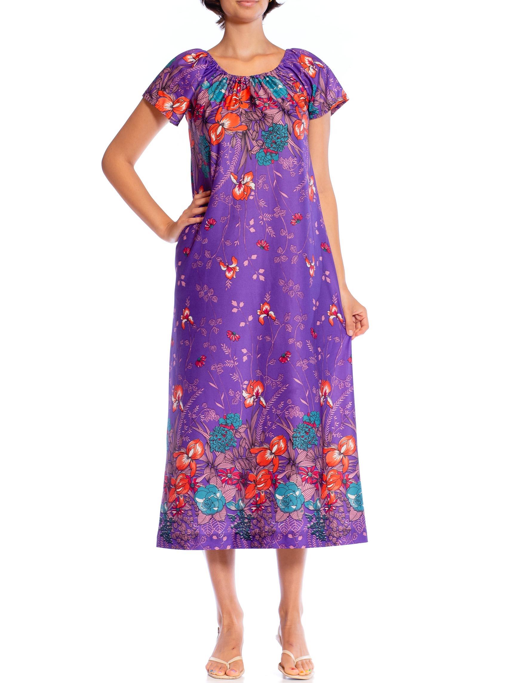 1970S Purple Floral Polyester Jersey Mumu House Dress In Excellent Condition For Sale In New York, NY