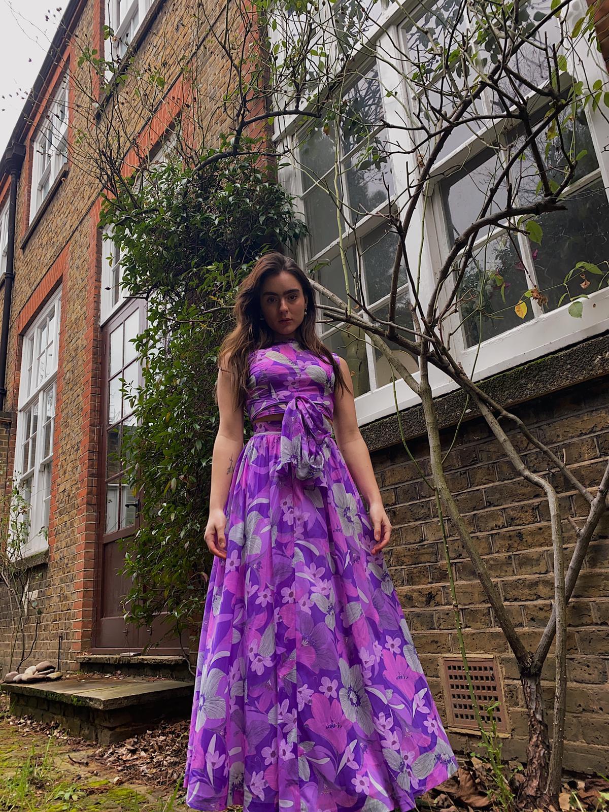 1970er Jahre Lila Floral Rock Maxi Set im Angebot 3