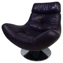 Fauteuil pivotant en cuir violet entièrement grainé des années 1970