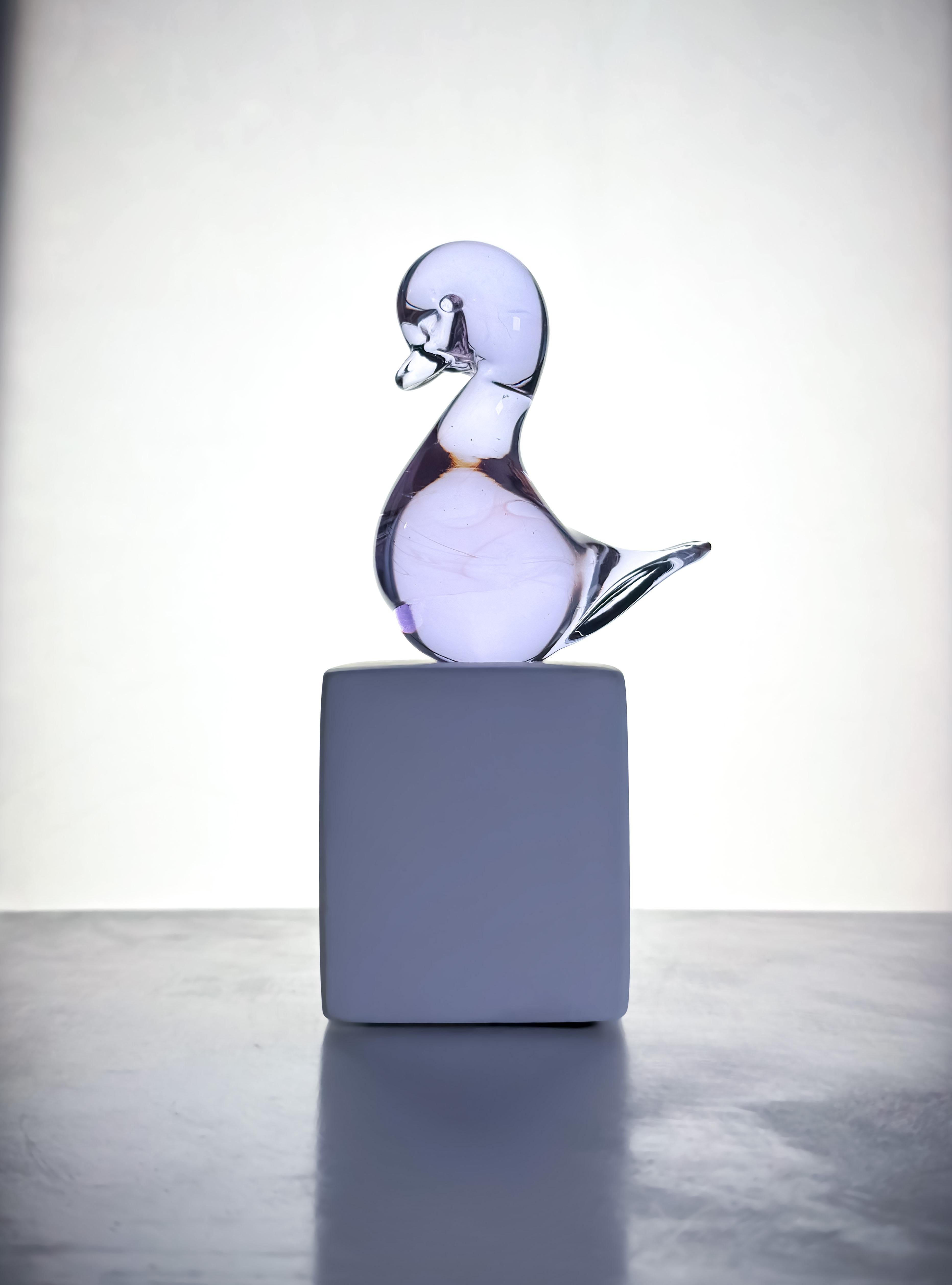 Un piccolo fermacarte in neodimio a forma di anatra color lavanda, realizzato negli anni '70 a Murano, in Italia, e attribuito a V.I.I.. 

Alta 9 cm, profonda 9 cm e larga 4 cm, questa simpatica anatra in vetro di Murano è realizzata in vetro al