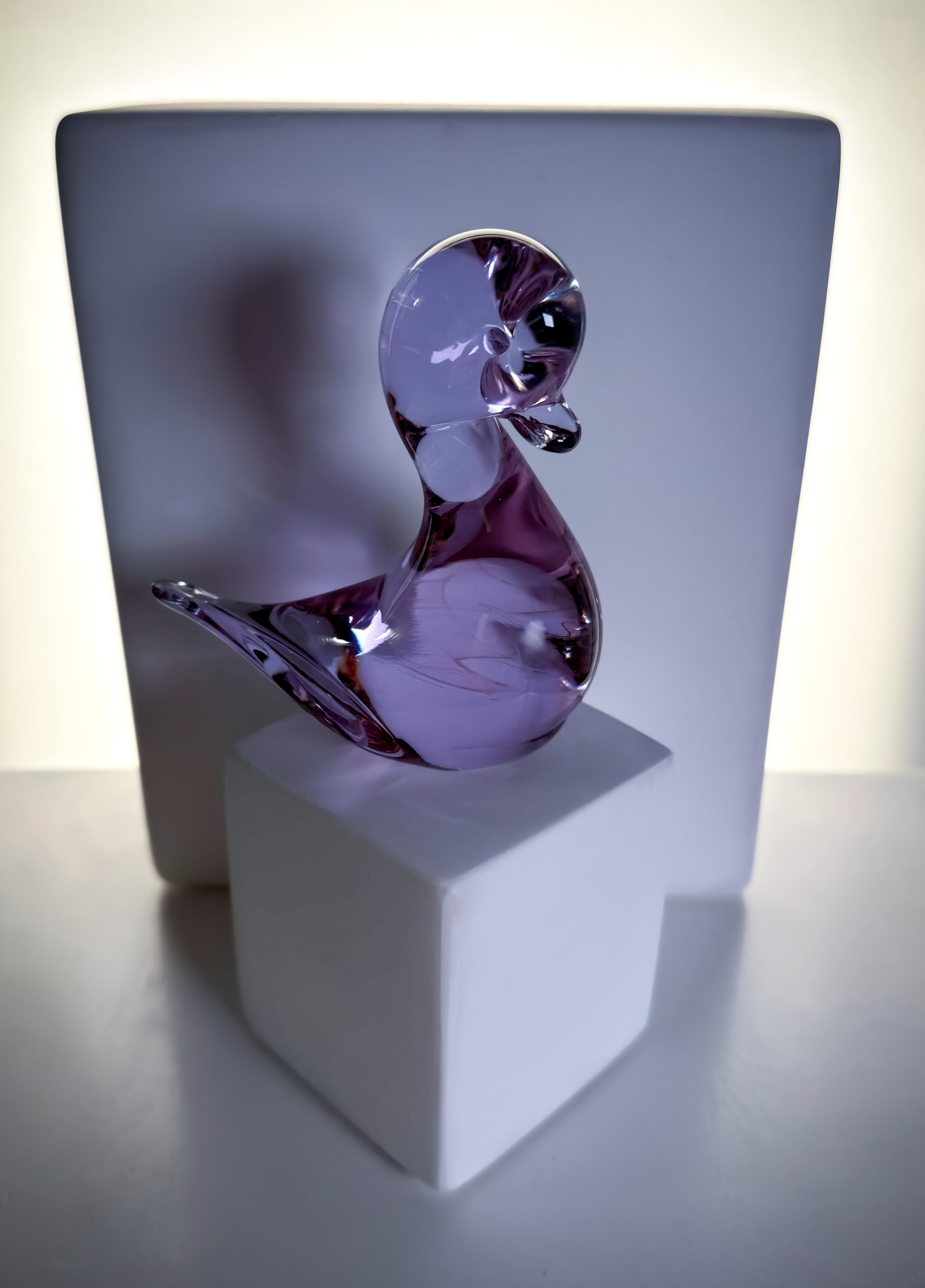 Postmoderno V. Fermacarte in vetro di Murano attribuito a Nason con anatra in neodimio viola in vendita