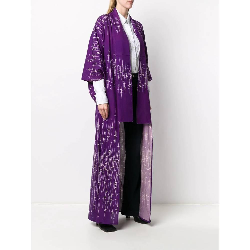 Japanese kimono from the 70s long to the feet, in printed purple silk with white bamboo decoration. Shawl collar and 3/4 sleeves.

Years: 1970

Made in Japan