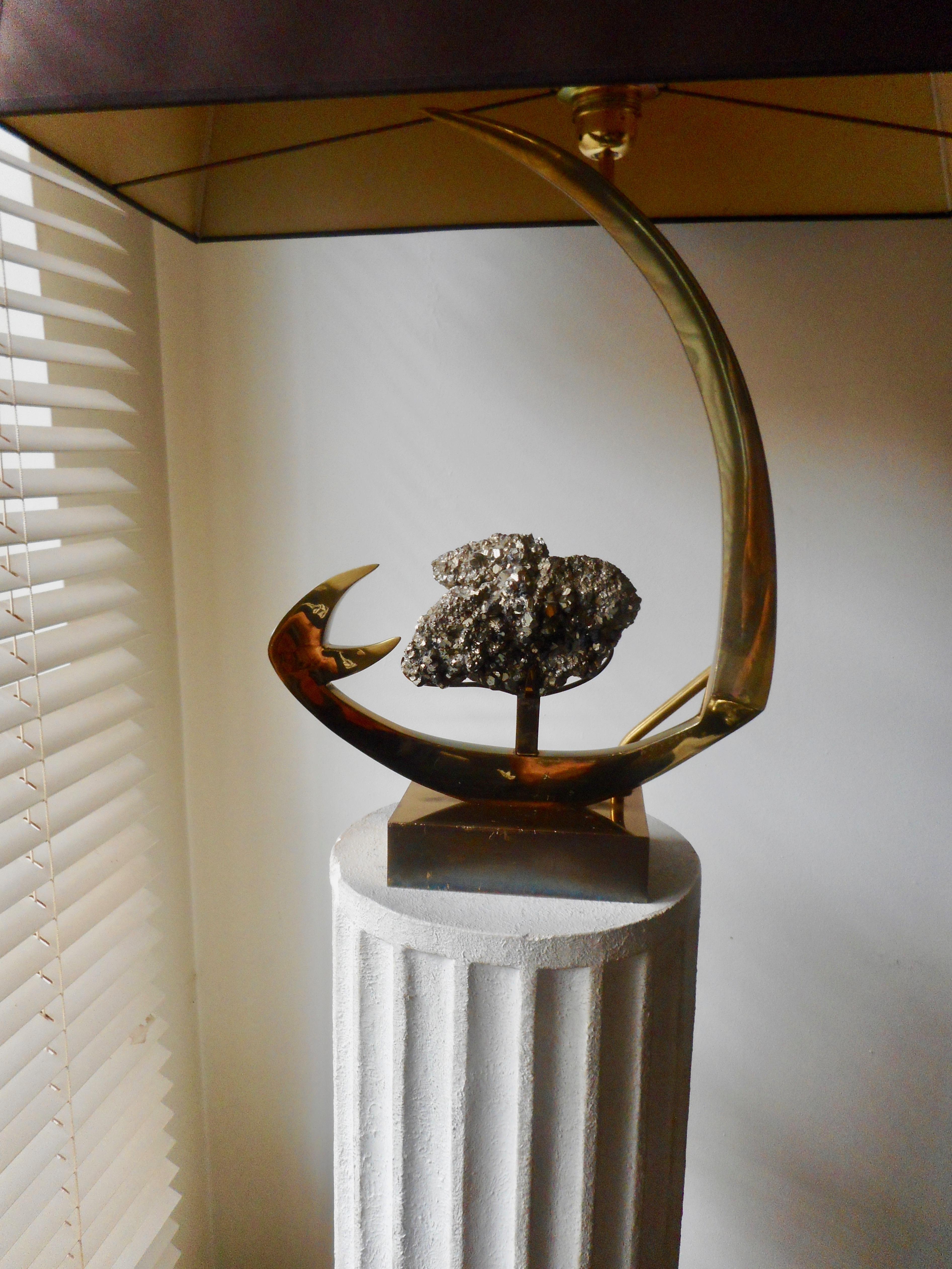 Plain brass sculptural table lamp presenting a large pyrite in the center.
Original asymmetric silk lampshade, one light.
Signed by Willy Daro,
circa 1970.