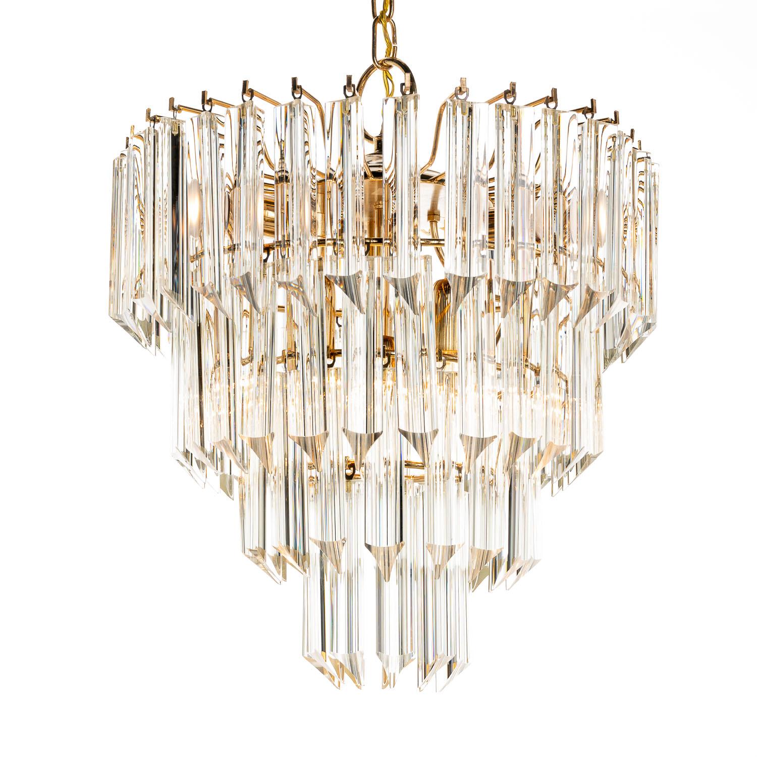 Looking for lighting that makes an impression? This is the one. From the practical, chunky chain and canopy, underneath we get to a spectacular arrangement of 82 Quadriedri Murano glass bars. This lighting is almost fantasy-like in its appearance,
