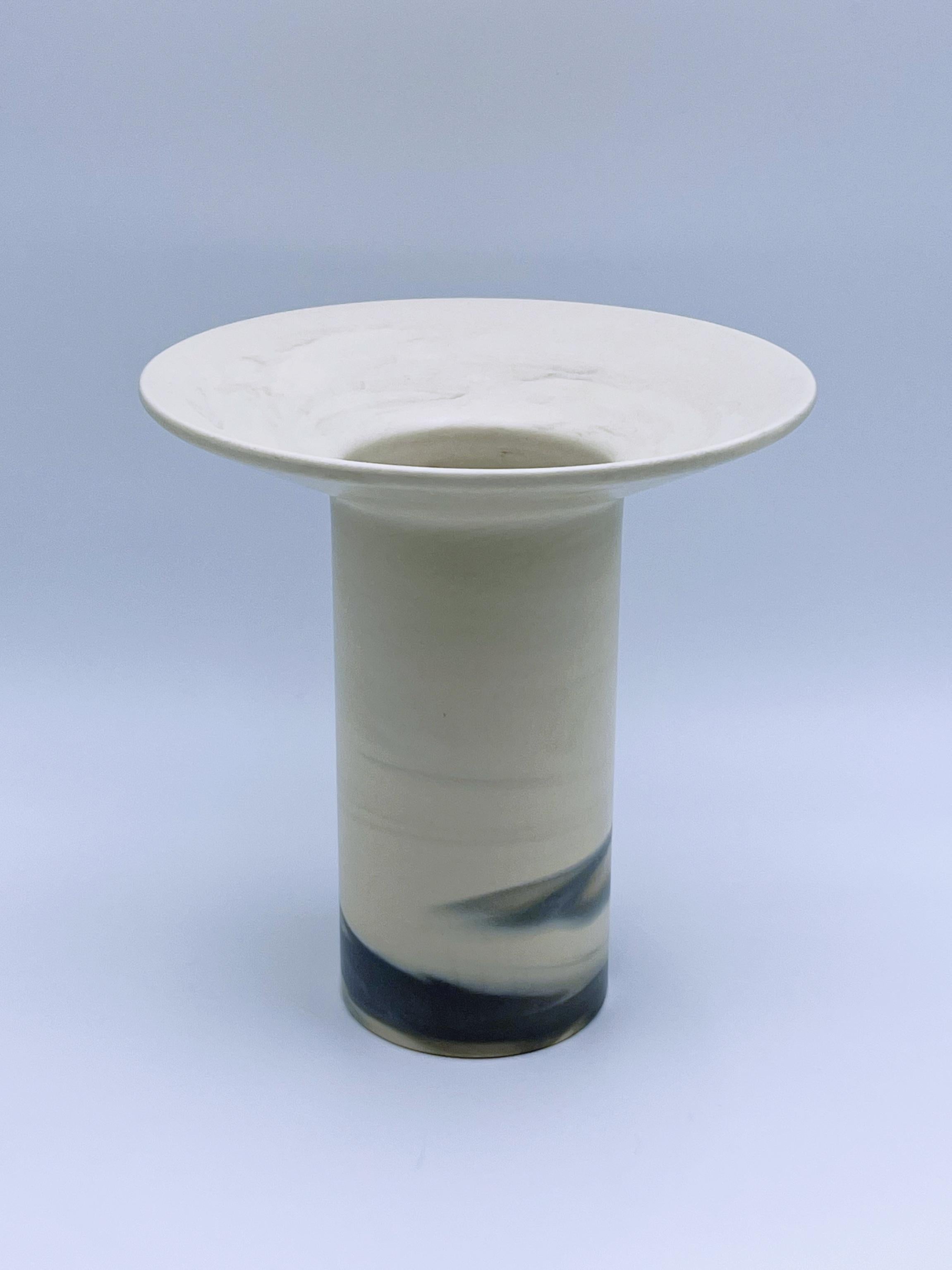 Stunning Mid-century Modern/Functionalist-style open-top vase in glazed pottery with the 'Queensberry Marble' pattern, circa 1970s, by Lord Queensberry, a professor of ceramic art at the Royal College of Art in London, for Rosenthal Studio Linie,