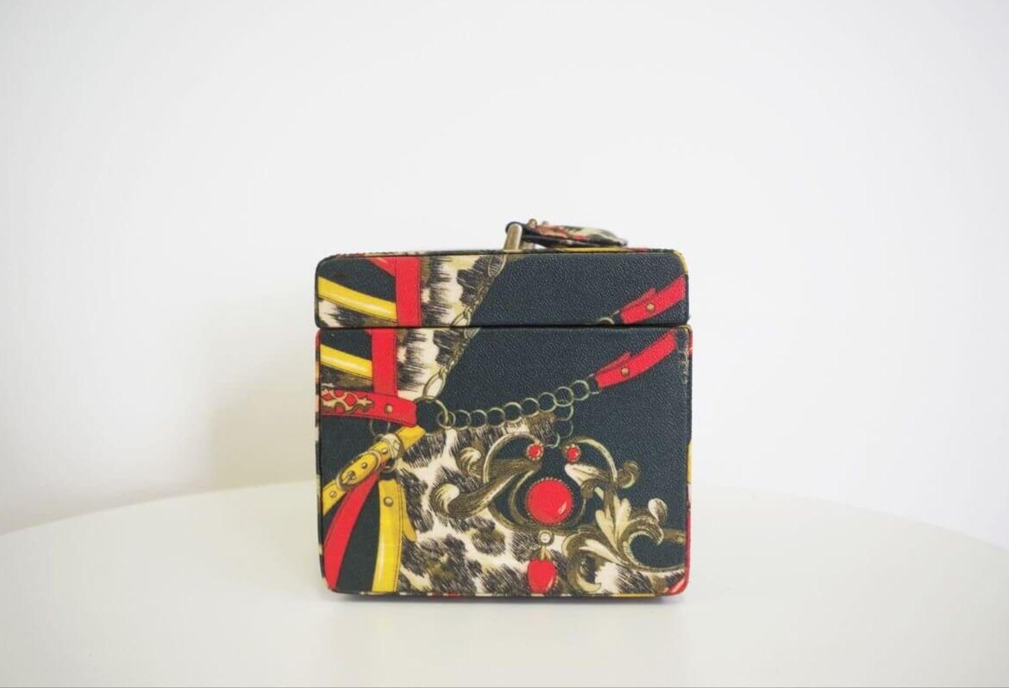 1970er Roberta di Camerino Kunstlederkoffer - eine Ikone der italienischen Mode

Tauchen Sie ein in die Welt der italienischen Mode-Ikonen mit diesem Roberta di Camerino-Kunstlederkoffer aus den 1970er Jahren. Roberta di Camerino war bekannt für