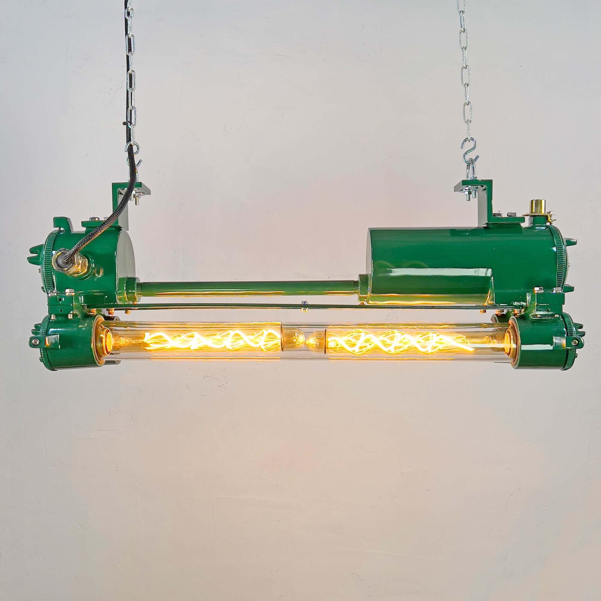 Die Edison Zwillingsröhrenleuchte ist eine aufgearbeitete und vollständig restaurierte industrielle Vintage-Leuchte. Diese Leuchten, die aus den Maschinenräumen alter Schiffe geborgen wurden, waren einst von Daeyang hergestellte fluoreszierende,