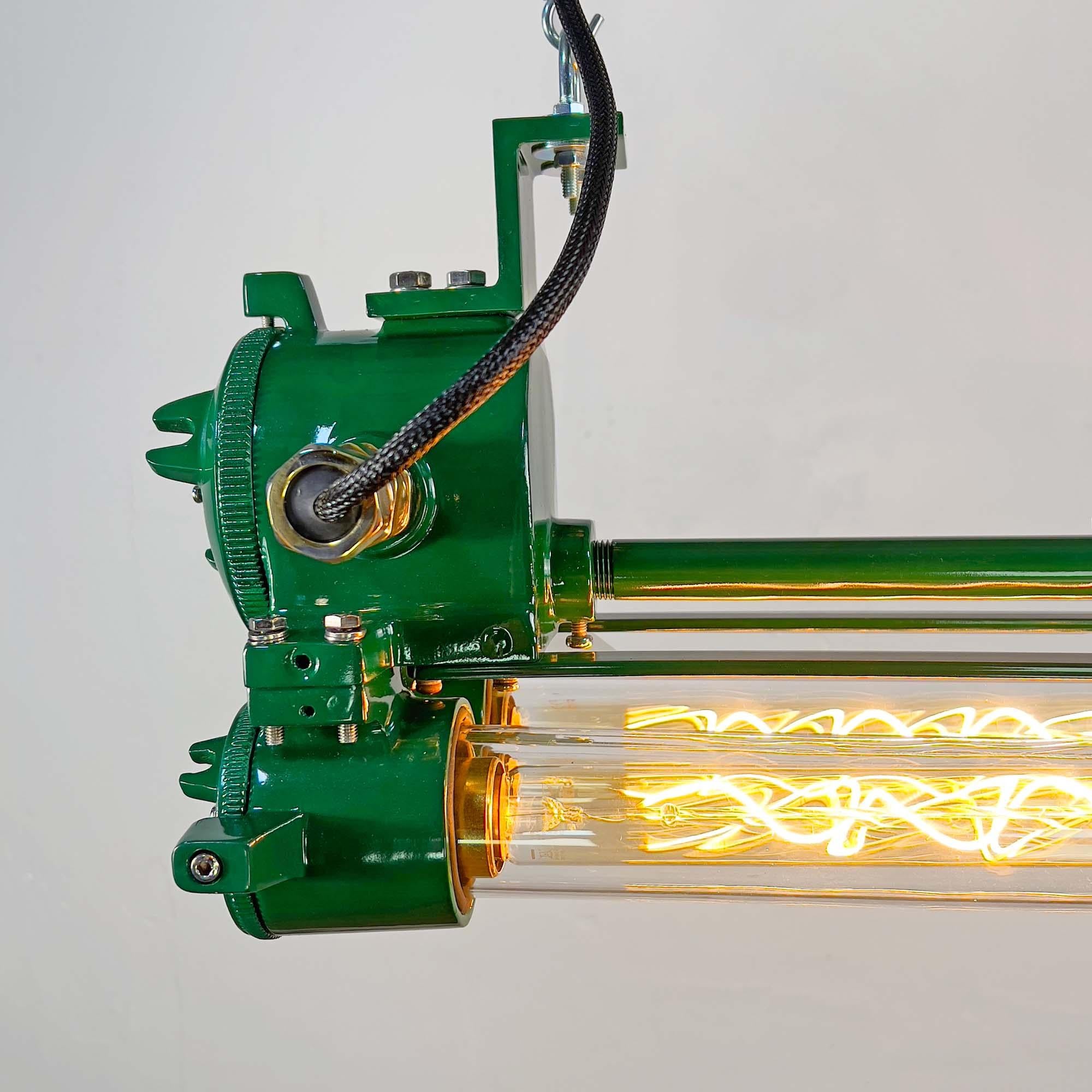 Edison-Rennleuchte aus grünem Aluminiumguss und Glas, Flammenfest, 1970er Jahre im Zustand „Hervorragend“ im Angebot in Leicester, Leicestershire