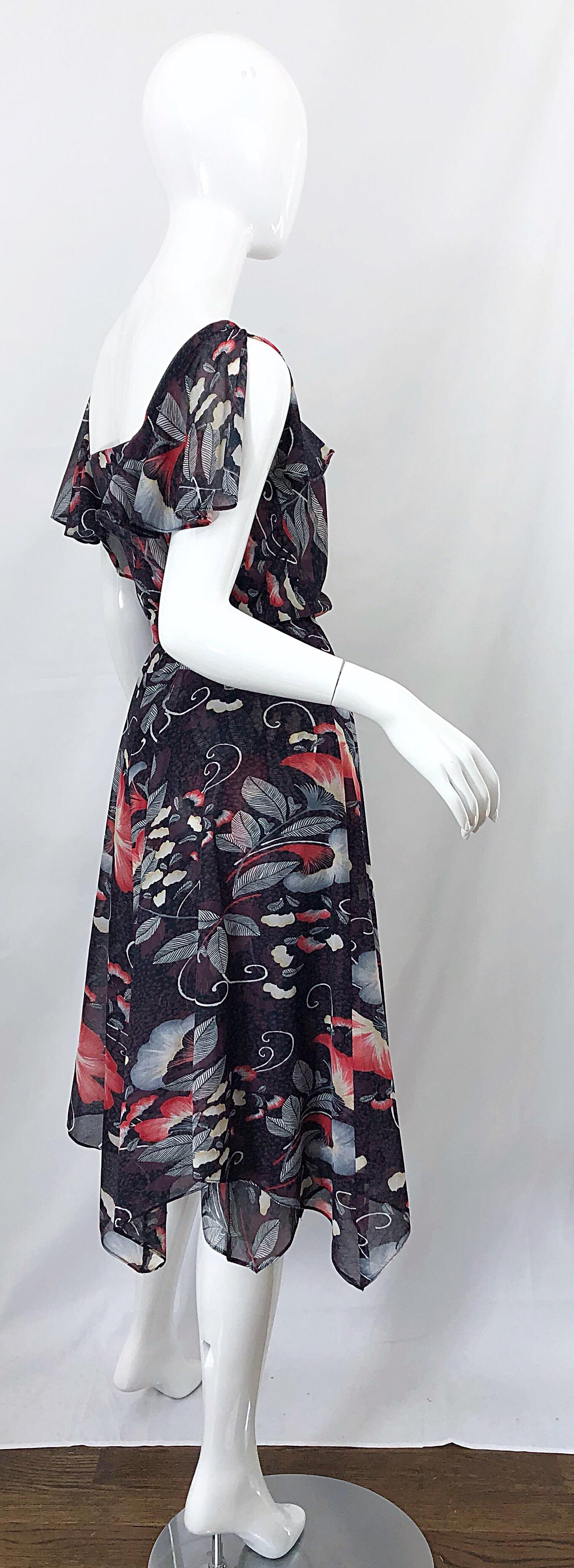 1970s Rae Hepburn Handkerchief Hem Cold Shoulder Asian Theme Vintage 70s Dress en venta 7