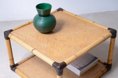 Tables basses en cuir et raphia des années 1970.