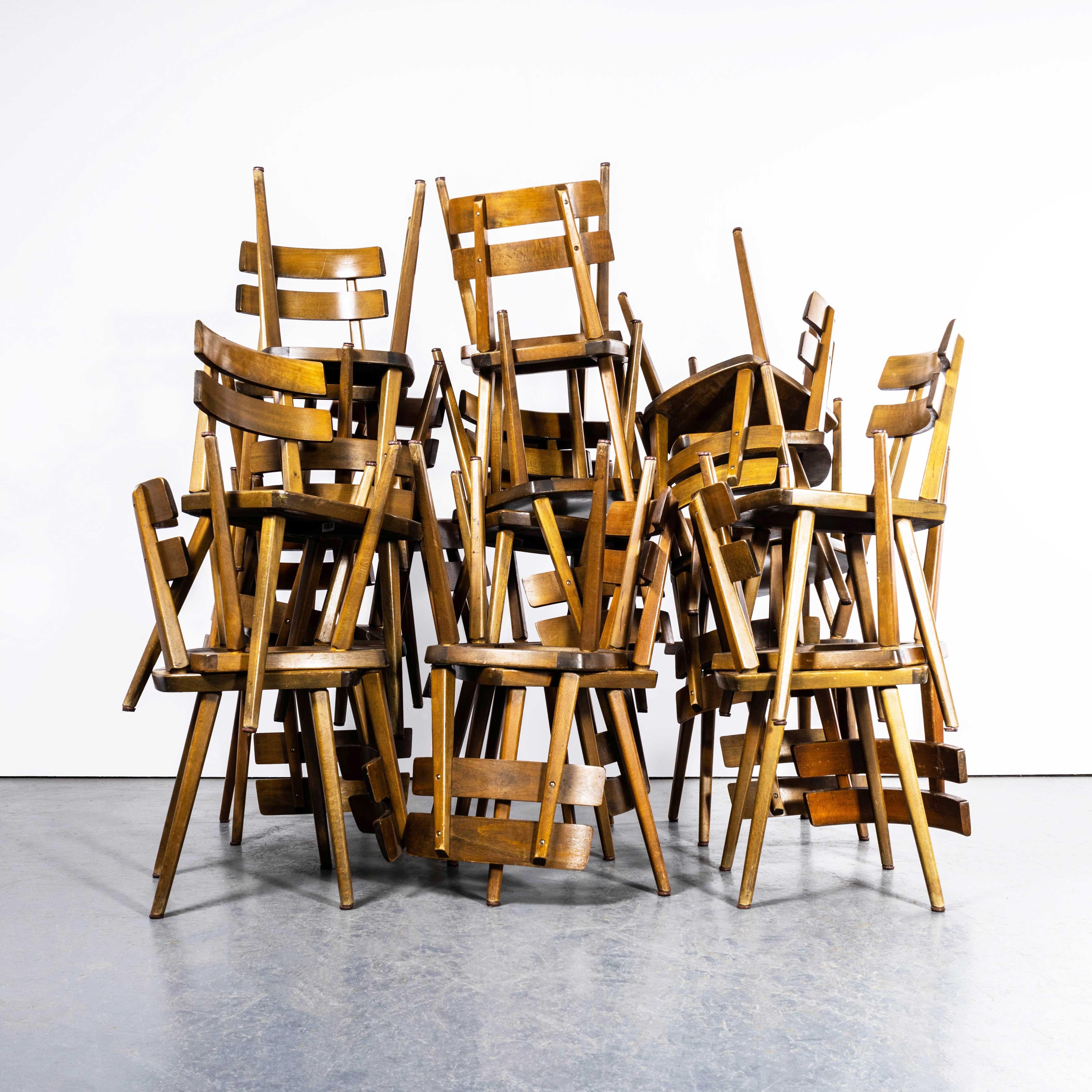 Chaises de salle à manger françaises des années 1970 avec dossier à barreaux - Petit lot disponible. 

Chaises en hêtre massif de très bonne qualité avec un caractère français classique du milieu du siècle dernier. Nous ne connaissons pas le