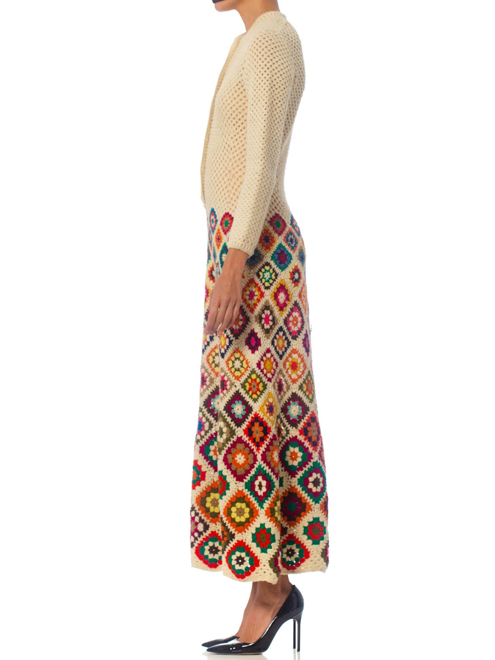 Beige 1970S Arc-en-ciel tricoté à la main  Robe longue en crochet de laine en vente