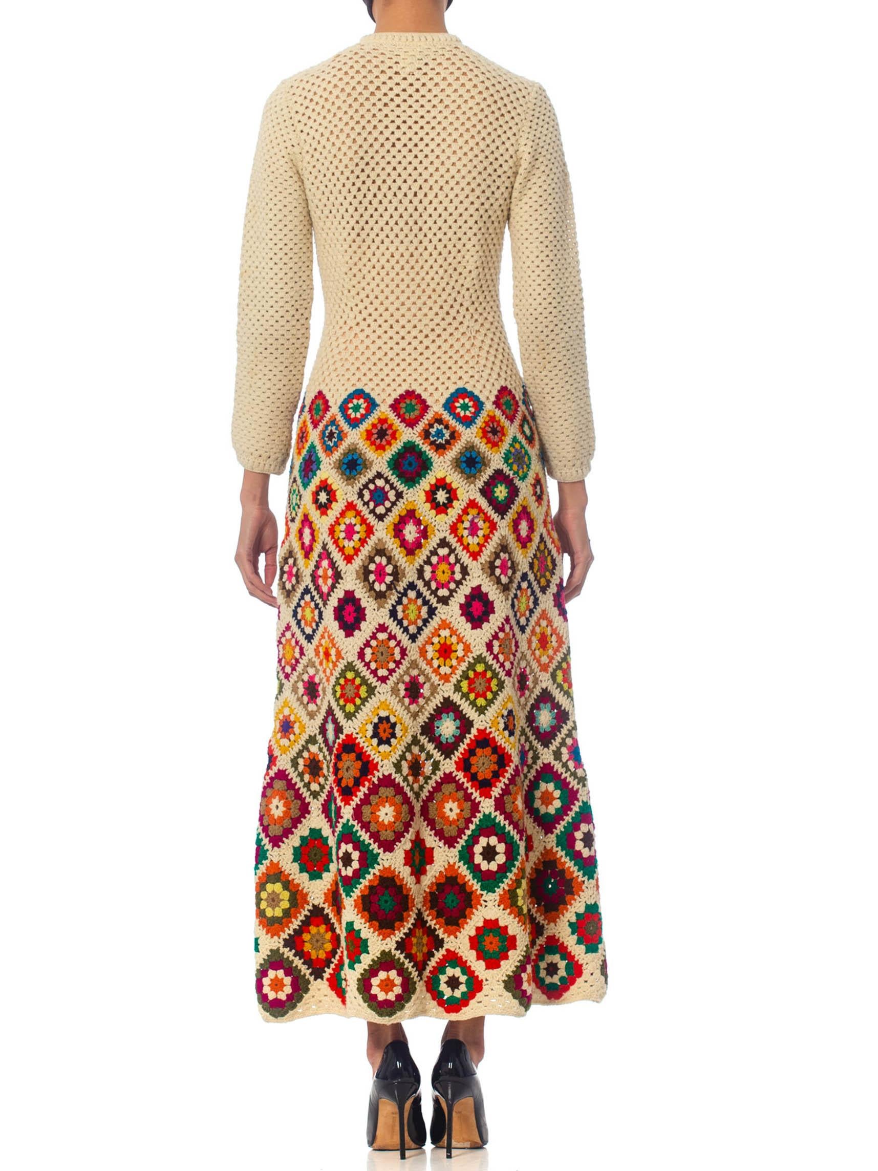 1970S Arc-en-ciel tricoté à la main  Robe longue en crochet de laine Excellent état - En vente à New York, NY