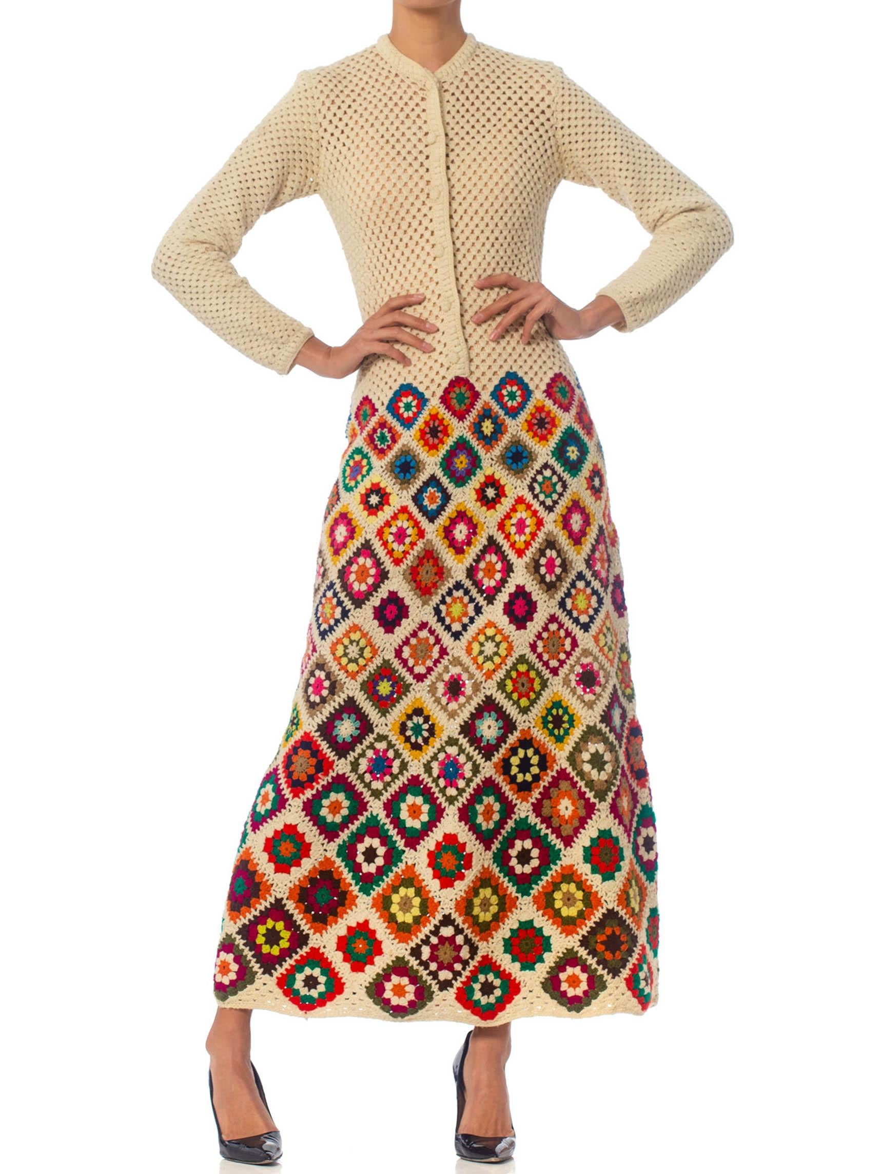 1970S Arc-en-ciel tricoté à la main  Robe longue en crochet de laine en vente 2