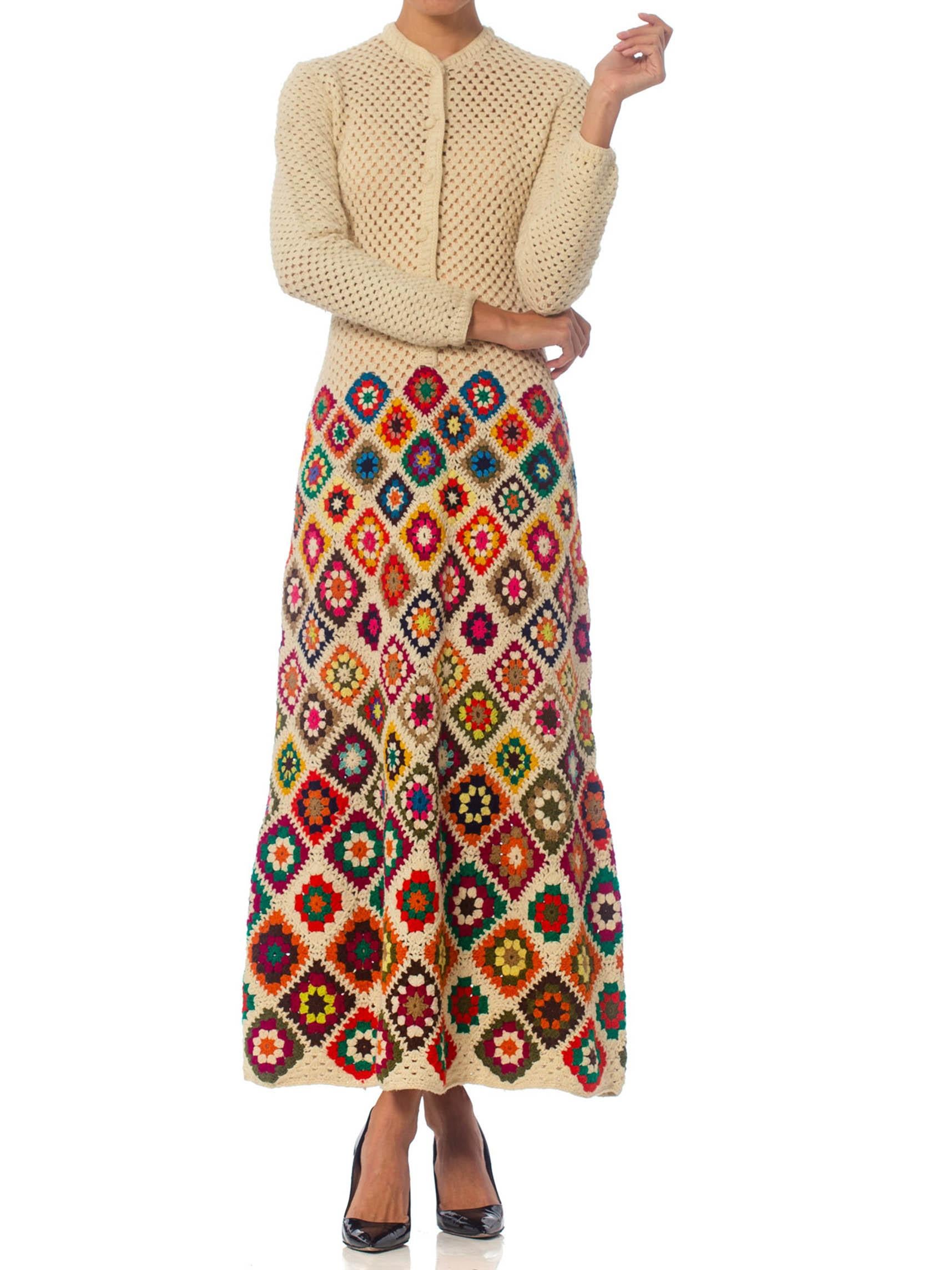 1970S Arc-en-ciel tricoté à la main  Robe longue en crochet de laine en vente 3
