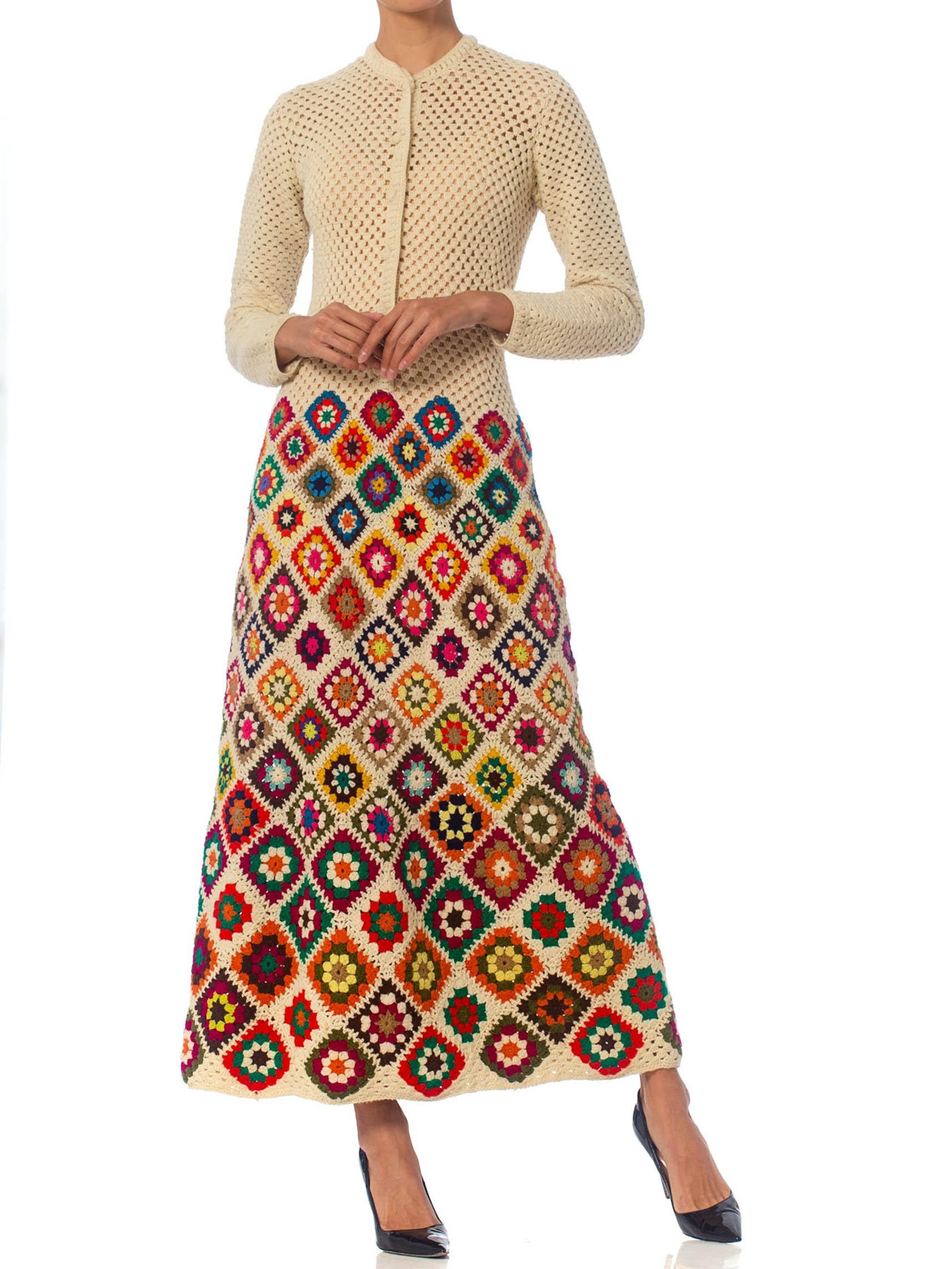 1970S Arc-en-ciel tricoté à la main  Robe longue en crochet de laine en vente 4