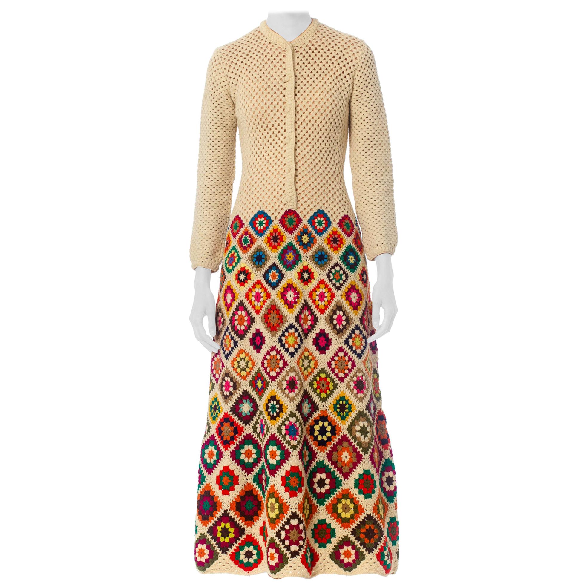 1970S Arc-en-ciel tricoté à la main  Robe longue en crochet de laine en vente