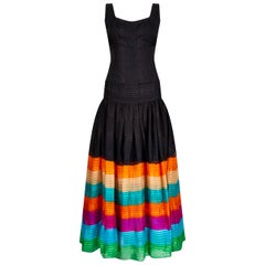 1970er Jahre Regenbogen Seide Chiffon Gestuftes Haute Couture Maxikleid